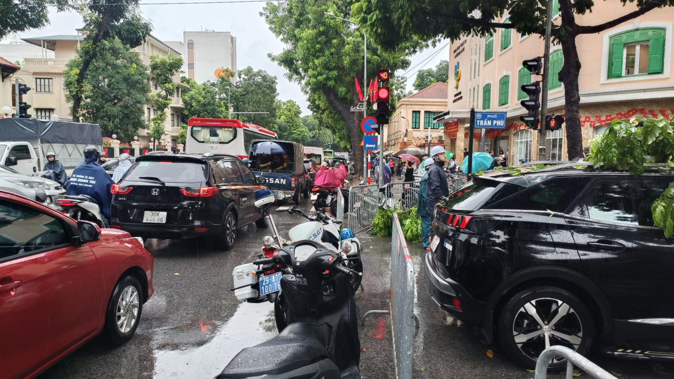Khoảnh khắc cây xà cừ cổ thụ bật gốc đè bẹp ô tô trên đường Trần Phú- Ảnh 12. Khoảnh khắc cây xà cừ cổ thụ bật gốc đè bẹp ô tô trên đường Trần Phú- Ảnh 12.