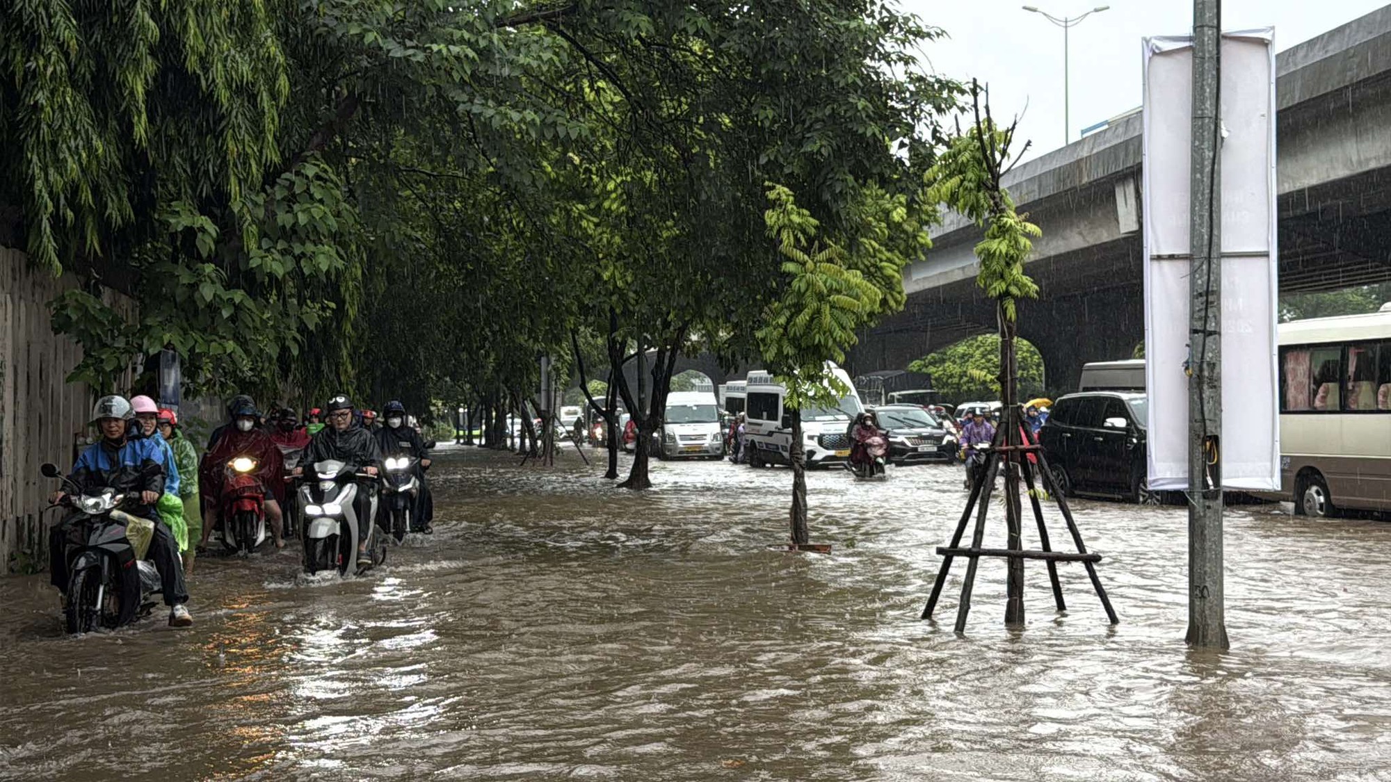 Hà Nội mưa to do ảnh hưởng bão số 5, đường phố ngập nặng, giao thông ách tắc- Ảnh 26. Hà Nội mưa to do ảnh hưởng bão số 5, đường phố ngập nặng, giao thông ách tắc- Ảnh 26.