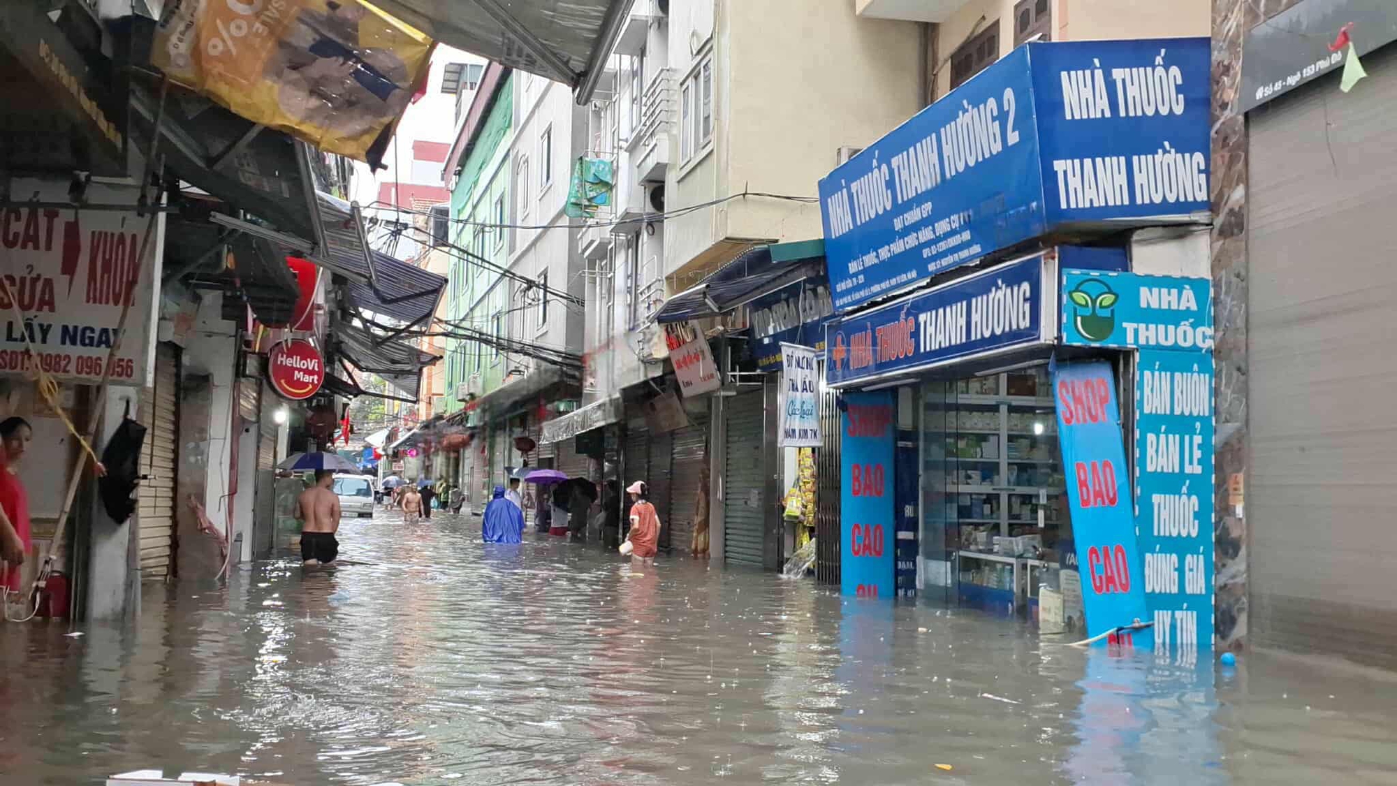 Hà Nội mưa to do ảnh hưởng bão số 5, đường phố ngập nặng, giao thông ách tắc- Ảnh 27. Hà Nội mưa to do ảnh hưởng bão số 5, đường phố ngập nặng, giao thông ách tắc- Ảnh 27.