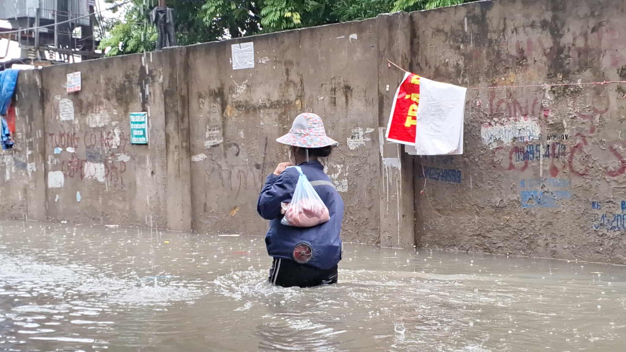 Hà Nội mưa to do ảnh hưởng bão số 5, đường phố ngập nặng, giao thông ách tắc- Ảnh 29. Hà Nội mưa to do ảnh hưởng bão số 5, đường phố ngập nặng, giao thông ách tắc- Ảnh 29.