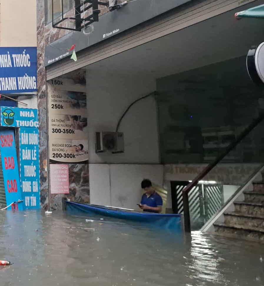 Hà Nội mưa to do ảnh hưởng bão số 5, đường phố ngập nặng, giao thông ách tắc- Ảnh 30. Hà Nội mưa to do ảnh hưởng bão số 5, đường phố ngập nặng, giao thông ách tắc- Ảnh 30.