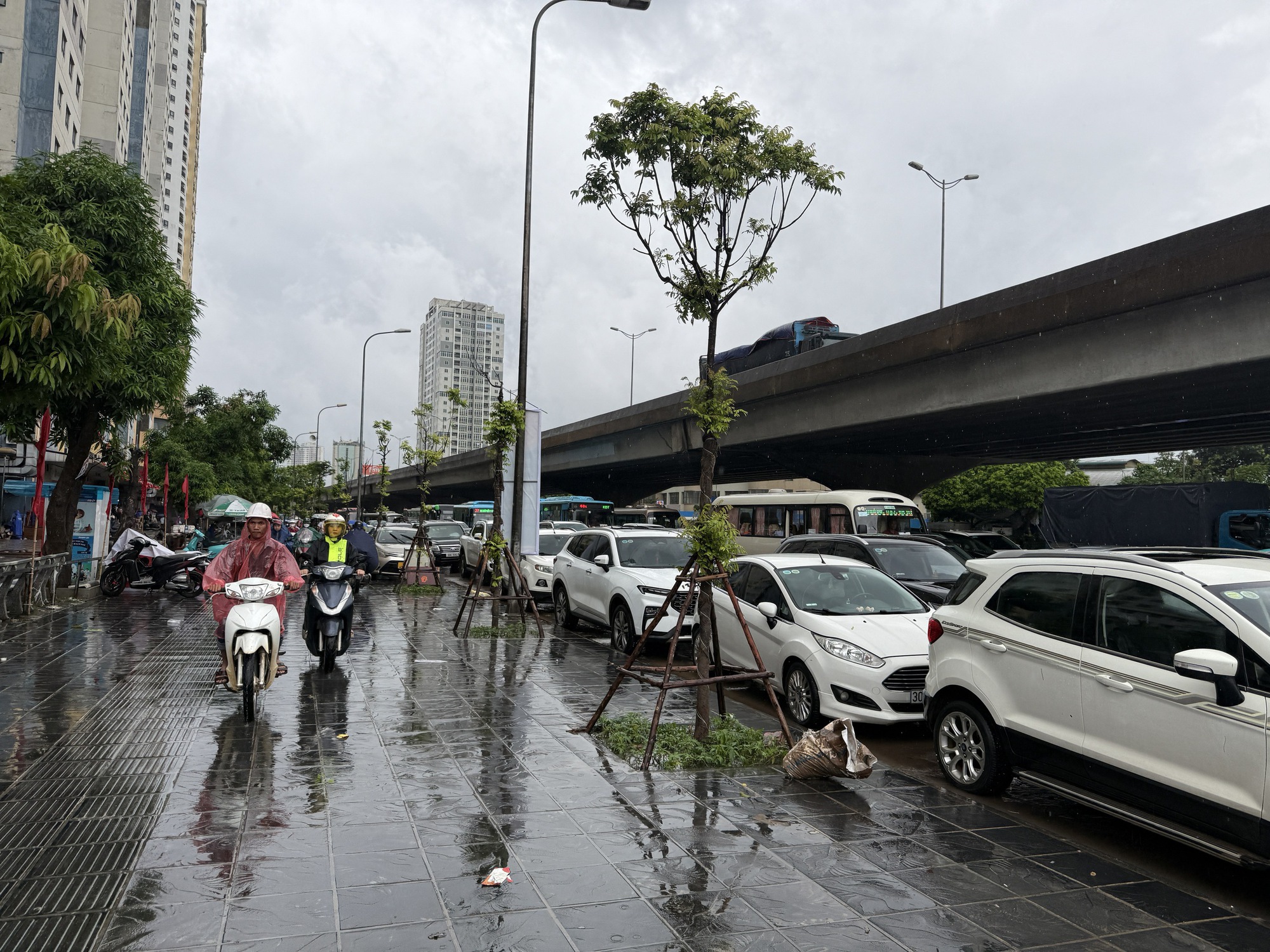 Hà Nội mưa to do ảnh hưởng bão số 5, đường phố ngập nặng, giao thông ách tắc- Ảnh 6. Hà Nội mưa to do ảnh hưởng bão số 5, đường phố ngập nặng, giao thông ách tắc- Ảnh 6.