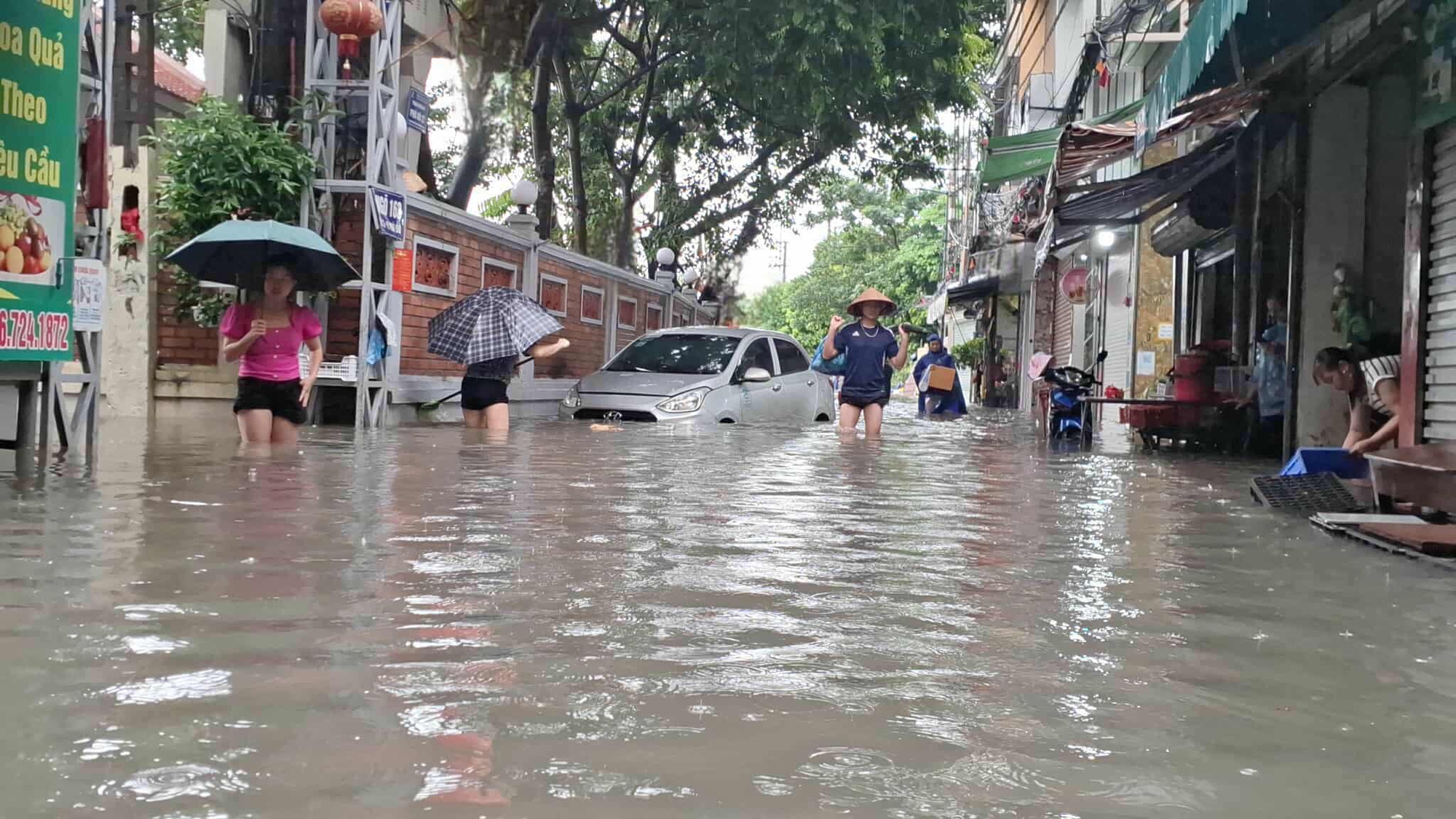 Hà Nội mưa to do ảnh hưởng bão số 5, đường phố ngập nặng, giao thông ách tắc- Ảnh 28. Hà Nội mưa to do ảnh hưởng bão số 5, đường phố ngập nặng, giao thông ách tắc- Ảnh 28.