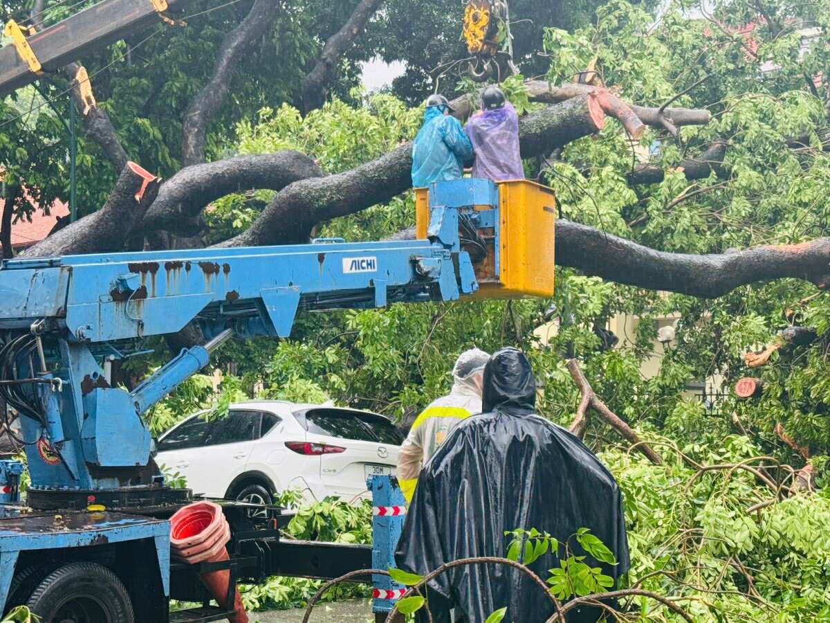 Hà Nội mưa to do ảnh hưởng bão số 5, đường phố ngập nặng, giao thông ách tắc- Ảnh 37. Hà Nội mưa to do ảnh hưởng bão số 5, đường phố ngập nặng, giao thông ách tắc- Ảnh 37.