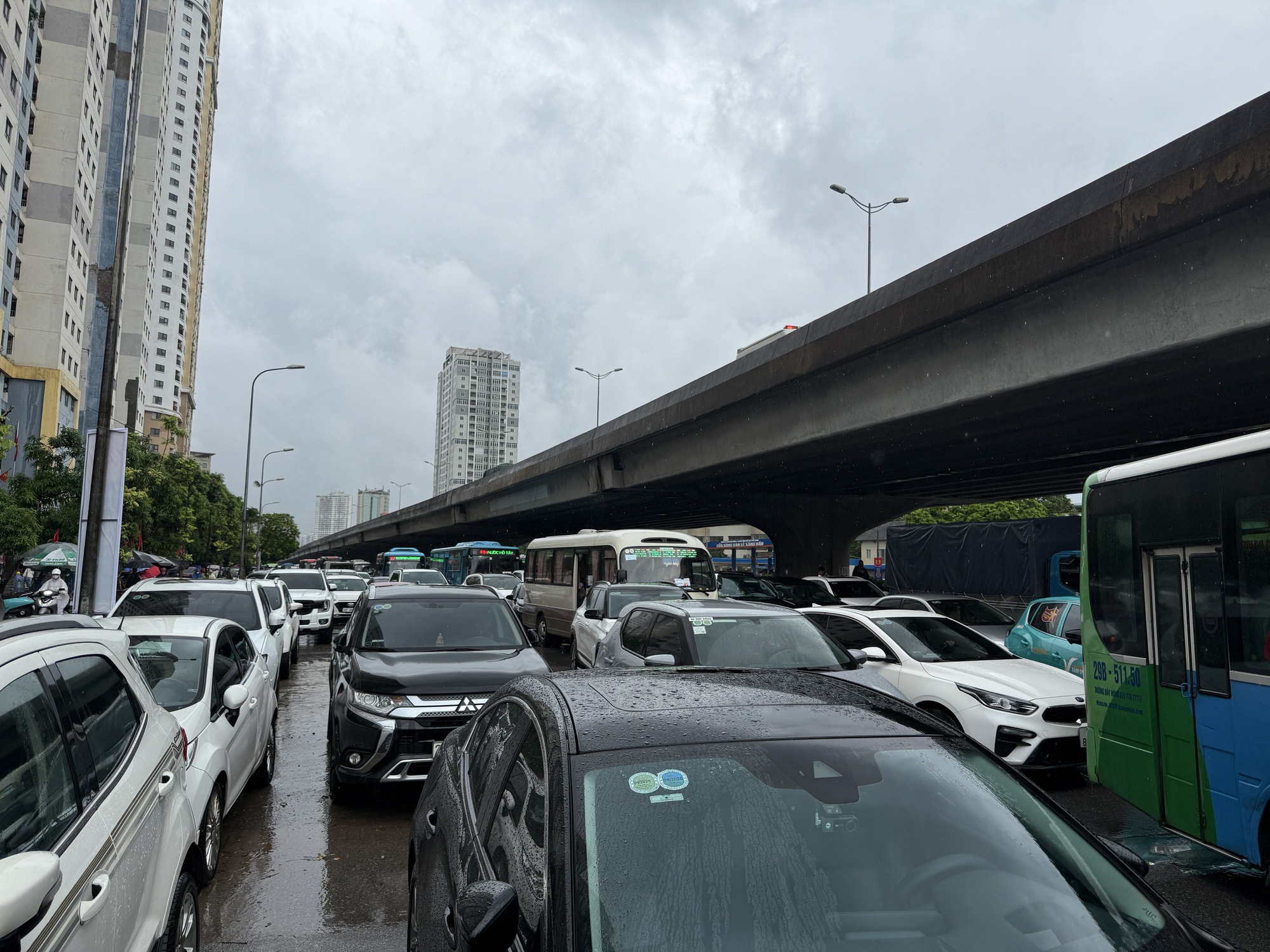 Hà Nội mưa to do ảnh hưởng bão số 5, đường phố ngập nặng, giao thông ách tắc- Ảnh 5. Hà Nội mưa to do ảnh hưởng bão số 5, đường phố ngập nặng, giao thông ách tắc- Ảnh 5.
