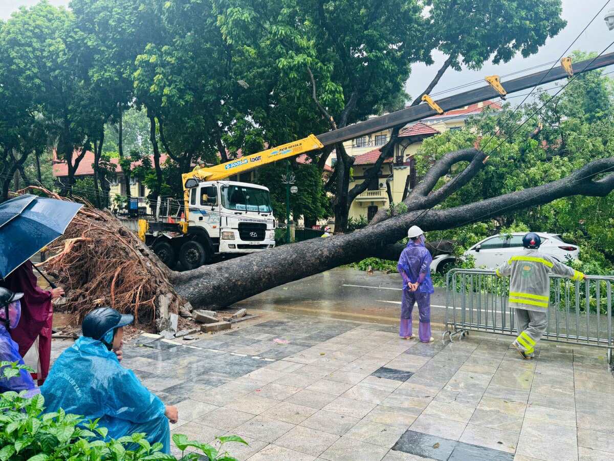 Hà Nội mưa to do ảnh hưởng bão số 5, đường phố ngập nặng, giao thông ách tắc- Ảnh 36. Hà Nội mưa to do ảnh hưởng bão số 5, đường phố ngập nặng, giao thông ách tắc- Ảnh 36.