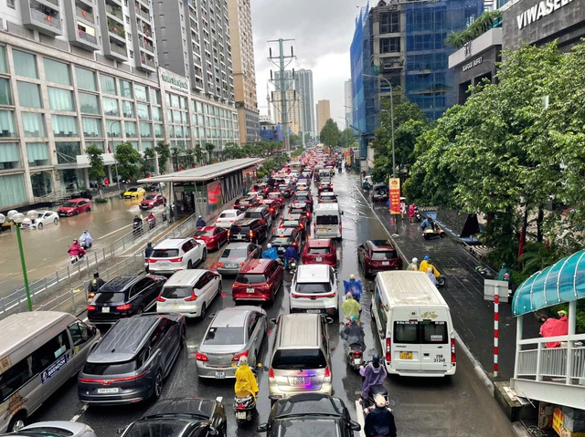 Hà Nội mưa to do ảnh hưởng bão số 5, đường phố ngập nặng, giao thông ách tắc- Ảnh 12. Hà Nội mưa to do ảnh hưởng bão số 5, đường phố ngập nặng, giao thông ách tắc- Ảnh 12.