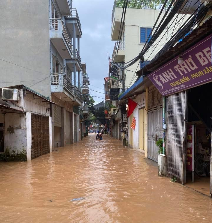 Hà Nội mưa to do ảnh hưởng bão số 5, đường phố ngập nặng, giao thông ách tắc- Ảnh 11. Hà Nội mưa to do ảnh hưởng bão số 5, đường phố ngập nặng, giao thông ách tắc- Ảnh 11.