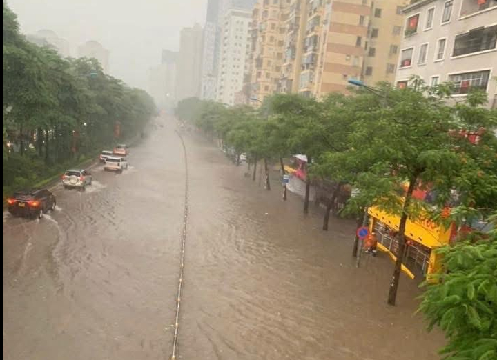 Hà Nội mưa to do ảnh hưởng bão số 5, đường phố ngập nặng, giao thông ách tắc- Ảnh 4. Hà Nội mưa to do ảnh hưởng bão số 5, đường phố ngập nặng, giao thông ách tắc- Ảnh 4.
