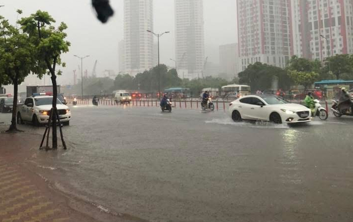 Hà Nội mưa to do ảnh hưởng bão số 5, đường phố ngập nặng, giao thông ách tắc- Ảnh 9. Hà Nội mưa to do ảnh hưởng bão số 5, đường phố ngập nặng, giao thông ách tắc- Ảnh 9.