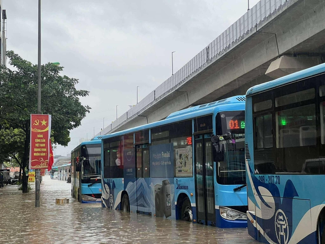 Hà Nội mưa to do ảnh hưởng bão số 5, đường phố ngập nặng, giao thông ách tắc- Ảnh 16. Hà Nội mưa to do ảnh hưởng bão số 5, đường phố ngập nặng, giao thông ách tắc- Ảnh 16.