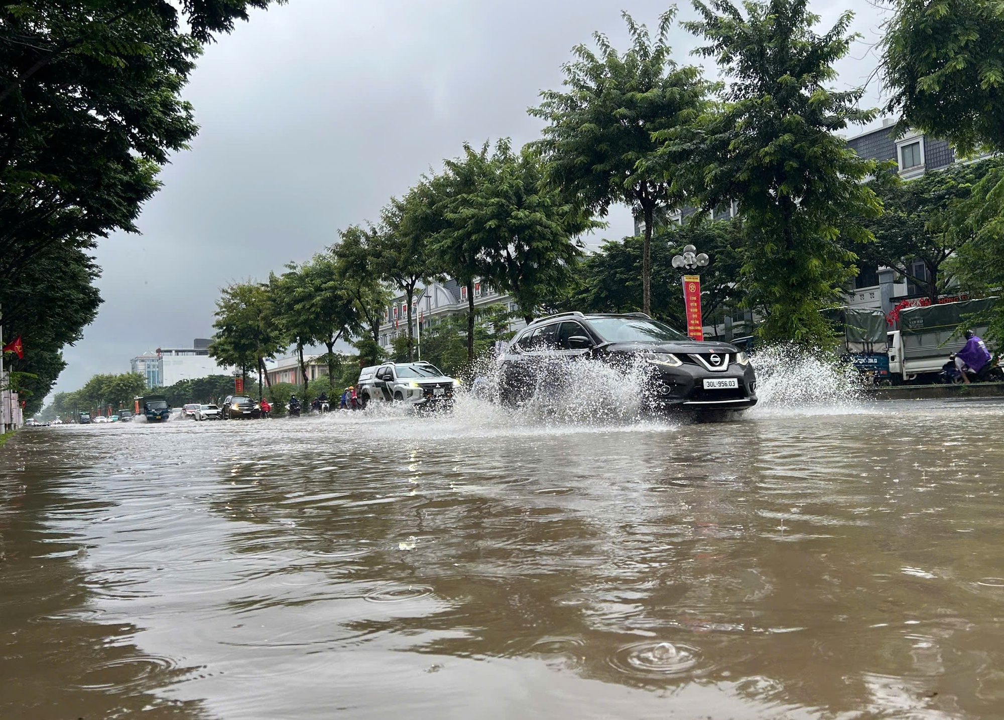 Hà Nội mưa to do ảnh hưởng bão số 5, đường phố ngập nặng, giao thông ách tắc- Ảnh 7. Hà Nội mưa to do ảnh hưởng bão số 5, đường phố ngập nặng, giao thông ách tắc- Ảnh 7.
