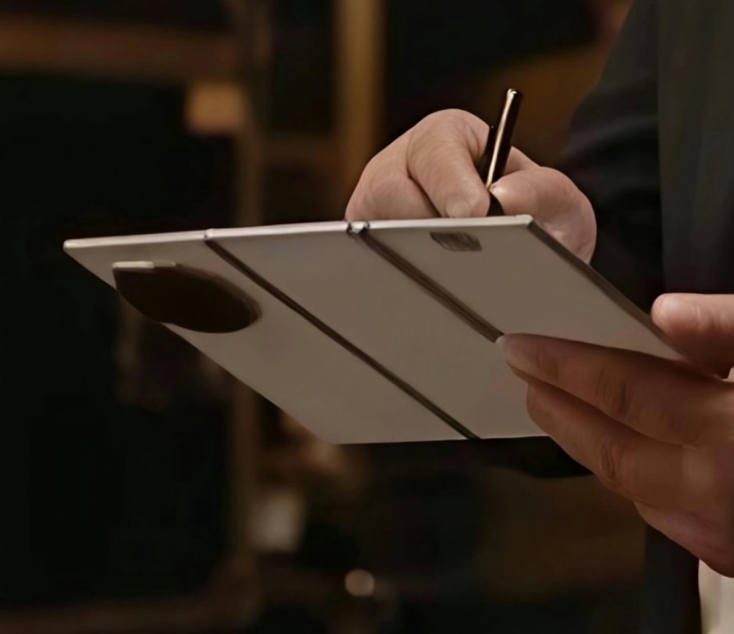 Cả thế giới còn đang loay hoay với điện thoại gập đôi thì Huawei đã chuẩn bị ra mắt bản nâng cấp của điện thoại gập ba Mate XT- Ảnh 2. Cả thế giới còn đang loay hoay với điện thoại gập đôi thì Huawei đã chuẩn bị ra mắt bản nâng cấp của điện thoại gập ba Mate XT- Ảnh 2.