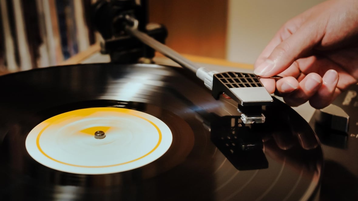 Từ đĩa than, cassette đến các nền tảng stream nhạc: Nhìn lại hành trình thưởng thức âm nhạc của thế hệ 7X, 8X- Ảnh 2. Từ đĩa than, cassette đến các nền tảng stream nhạc: Nhìn lại hành trình thưởng thức âm nhạc của thế hệ 7X, 8X- Ảnh 2.