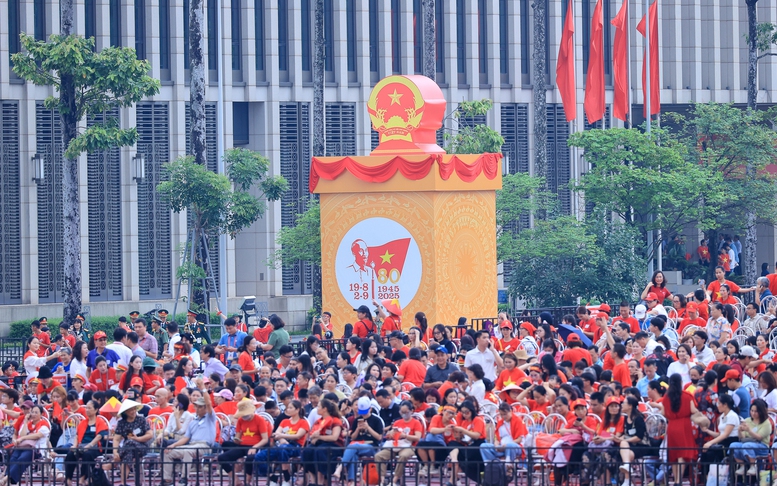 Tặng 100.000 đồng/người cho toàn dân ăn Tết Độc lập- Ảnh 2. Tặng 100.000 đồng/người cho toàn dân ăn Tết Độc lập- Ảnh 2.