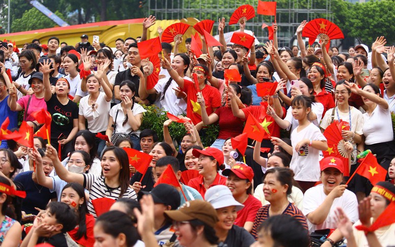 Tặng 100.000 đồng/người cho toàn dân ăn Tết Độc lập- Ảnh 6. Tặng 100.000 đồng/người cho toàn dân ăn Tết Độc lập- Ảnh 6.