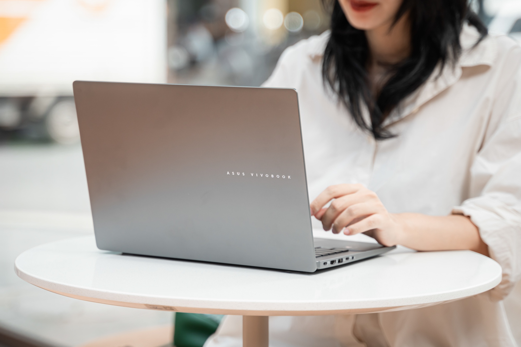 Lần đầu tiên có dòng laptop tại Việt Nam đủ cả chip Intel, AMD lẫn Snapdragon: Bản Snapdragon pin tận 32 giờ, chạy được model AI offline- Ảnh 2. Lần đầu tiên có dòng laptop tại Việt Nam đủ cả chip Intel, AMD lẫn Snapdragon: Bản Snapdragon pin tận 32 giờ, chạy được model AI offline- Ảnh 2.