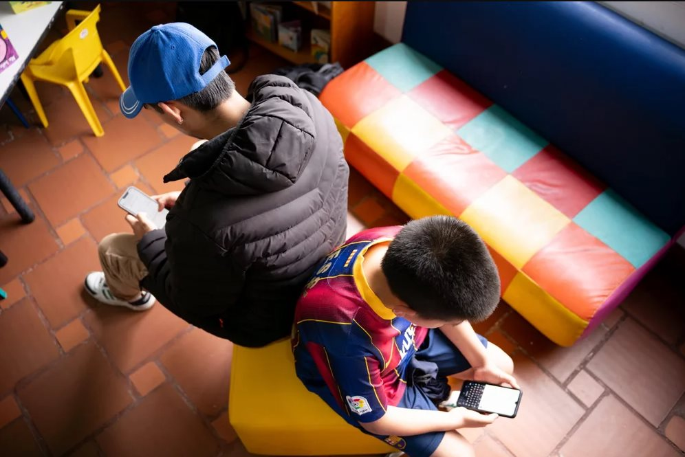 Lạm dụng AI, học sinh một quốc gia ngày càng học kém: ChatGPT, Gemini biến trẻ em vùng quê thành những kẻ lười suy nghĩ, phụ thuộc vào công nghệ- Ảnh 1. Lạm dụng AI, học sinh một quốc gia ngày càng học kém: ChatGPT, Gemini biến trẻ em vùng quê thành những kẻ lười suy nghĩ, phụ thuộc vào công nghệ- Ảnh 1.