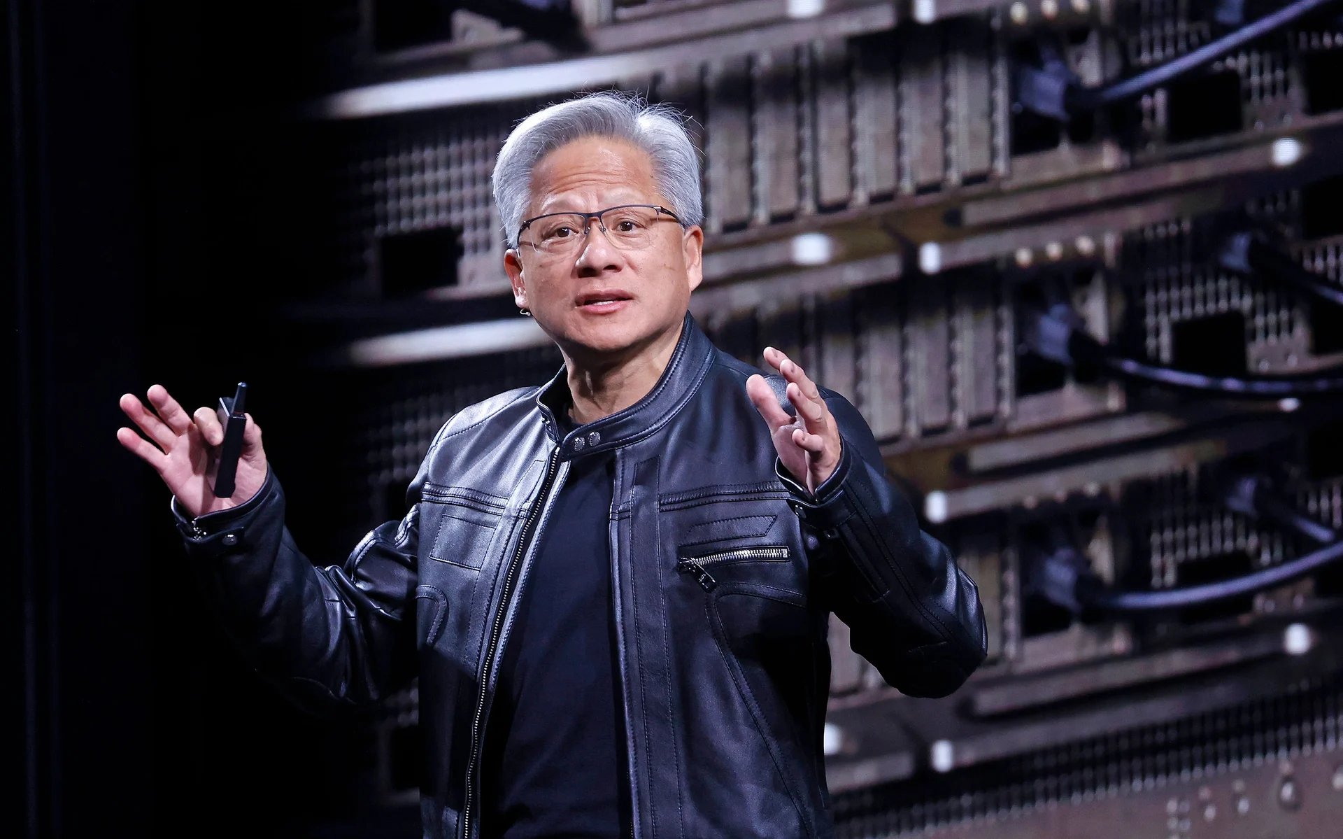 AI bị nghi ngờ hạ nhiệt, CEO NVIDIA Jensen Huang trấn an: “Mọi thứ đều đã bán sạch”- Ảnh 1. AI bị nghi ngờ hạ nhiệt, CEO NVIDIA Jensen Huang trấn an: “Mọi thứ đều đã bán sạch”- Ảnh 1.