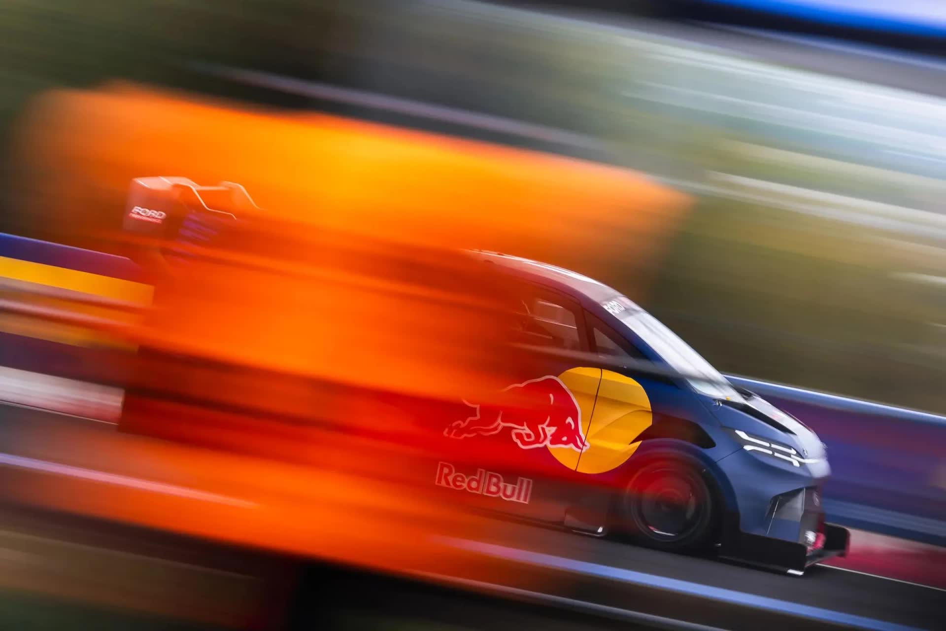 Ford phá kỷ lục Nürburgring bằng... xe tải giao hàng- Ảnh 1. Ford phá kỷ lục Nürburgring bằng... xe tải giao hàng- Ảnh 1.
