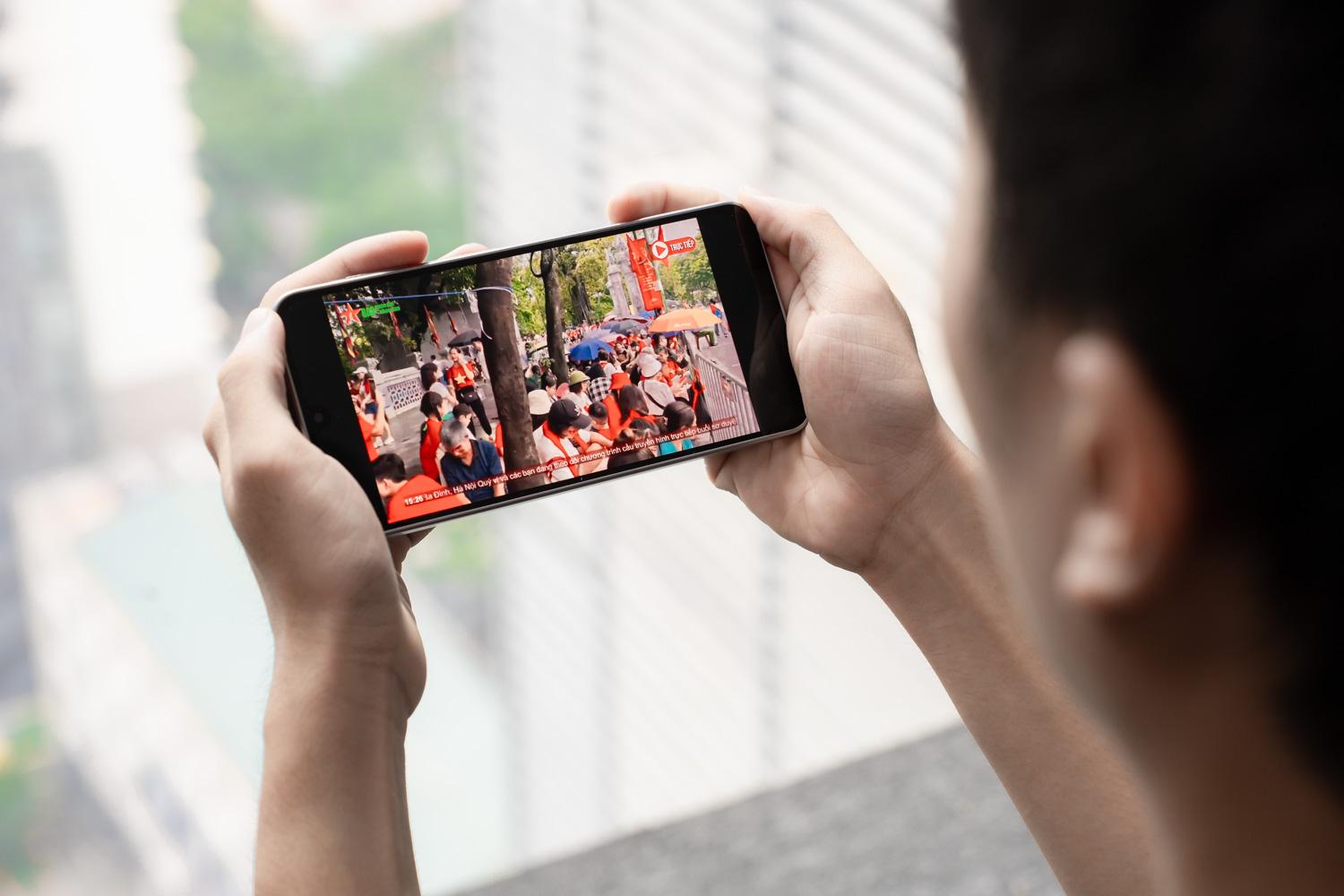 Một chiếc smartphone có thể giúp người dân ở bên ngoài Hà Nội đón A80 như thế nào?- Ảnh 2. Một chiếc smartphone có thể giúp người dân ở bên ngoài Hà Nội đón A80 như thế nào?- Ảnh 2.