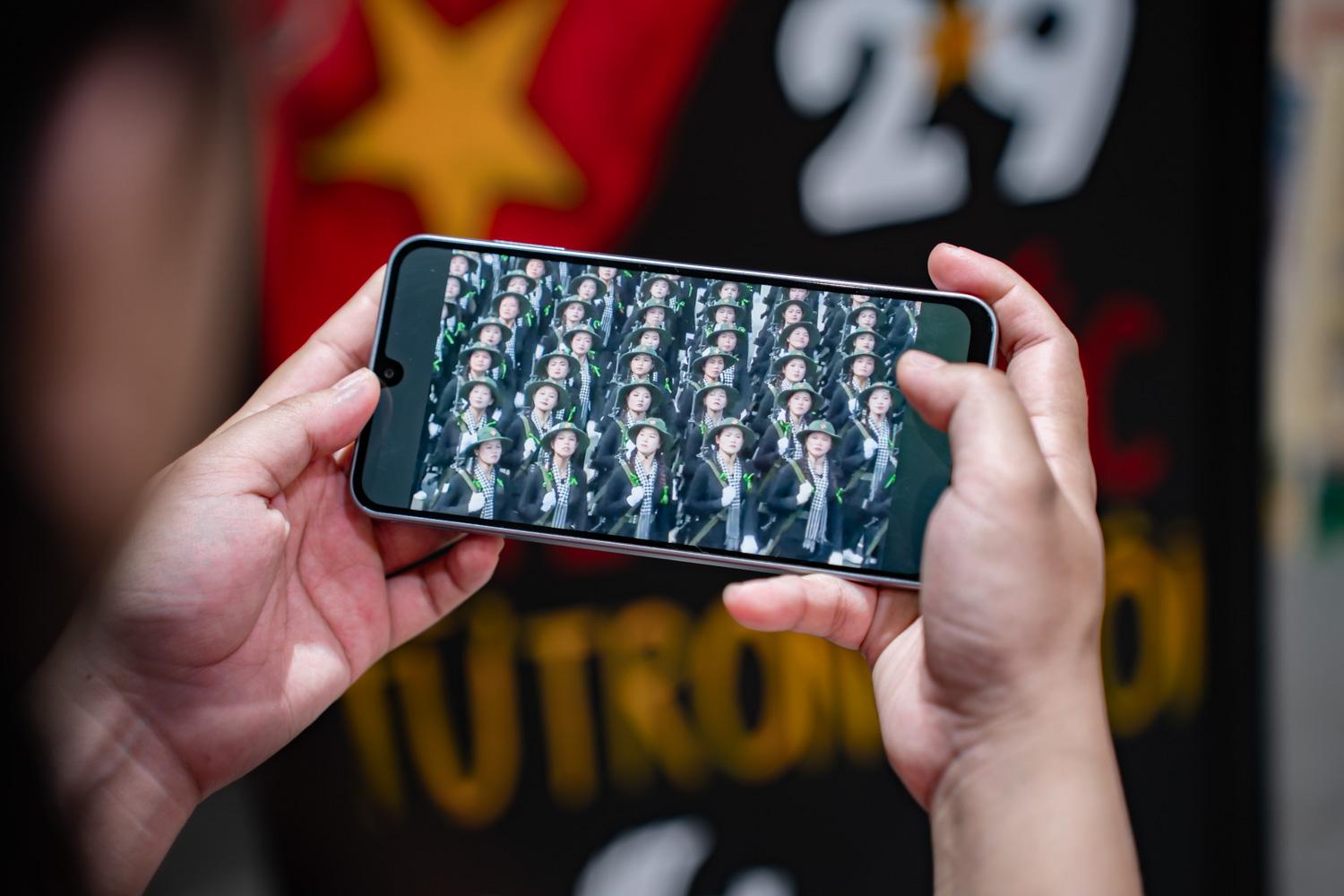 Một chiếc smartphone có thể giúp người dân ở bên ngoài Hà Nội đón A80 như thế nào?- Ảnh 4. Một chiếc smartphone có thể giúp người dân ở bên ngoài Hà Nội đón A80 như thế nào?- Ảnh 4.