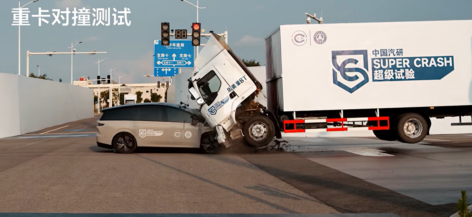 Hãng xe ô tô Trung Quốc bị phanh phui video 'giả' thử nghiệm va chạm, dùng xe tải mua lậu để lăng xê mẫu xe điện mới!- Ảnh 3. Hãng xe ô tô Trung Quốc bị phanh phui video 'giả' thử nghiệm va chạm, dùng xe tải mua lậu để lăng xê mẫu xe điện mới!- Ảnh 3.