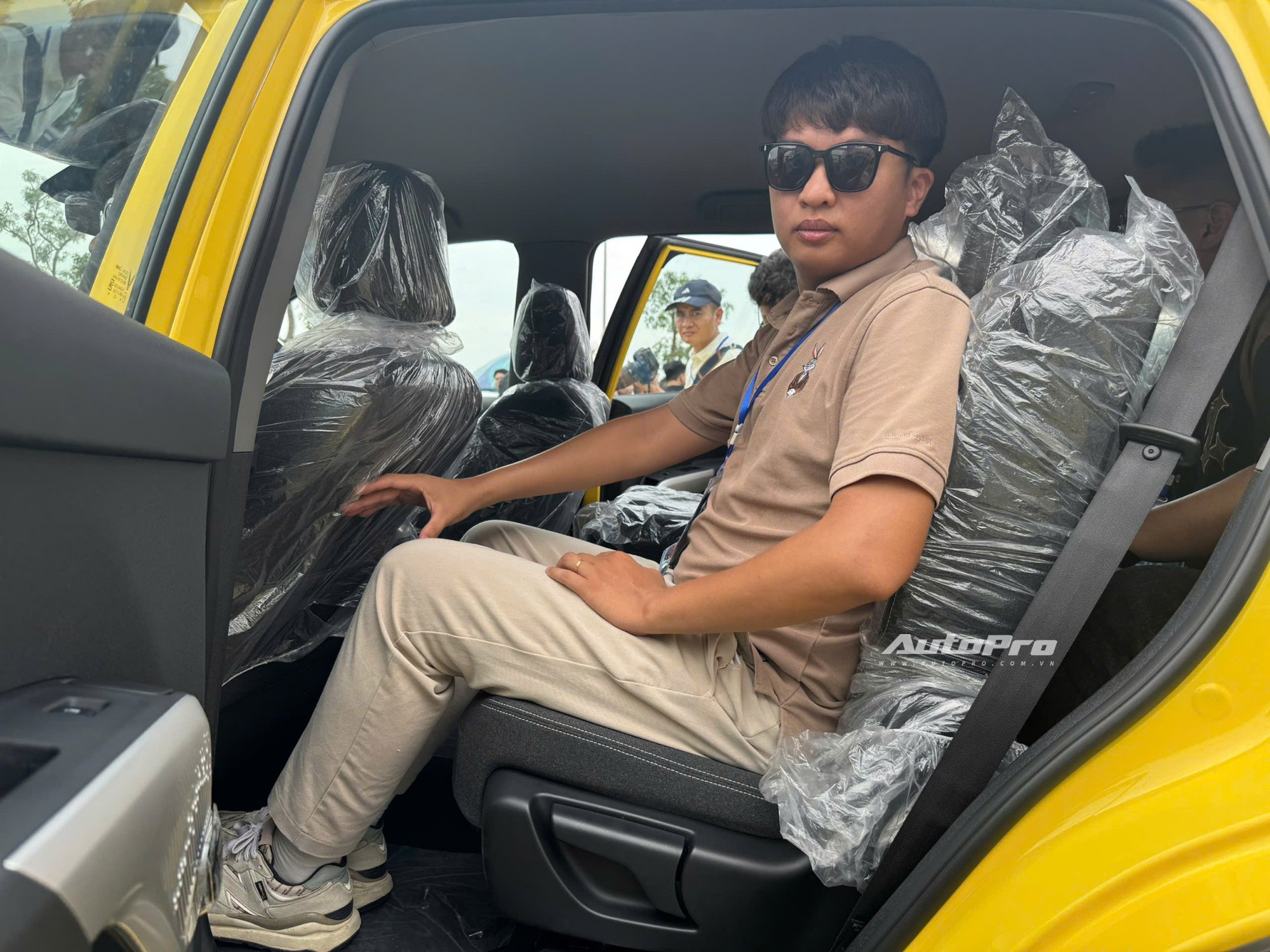 Ngồi thực tế 3 hàng ghế VinFast Limo Green: Tư thế dễ chịu, không gian vừa đủ, có cửa gió độc lập- Ảnh 9. Ngồi thực tế 3 hàng ghế VinFast Limo Green: Tư thế dễ chịu, không gian vừa đủ, có cửa gió độc lập- Ảnh 9.