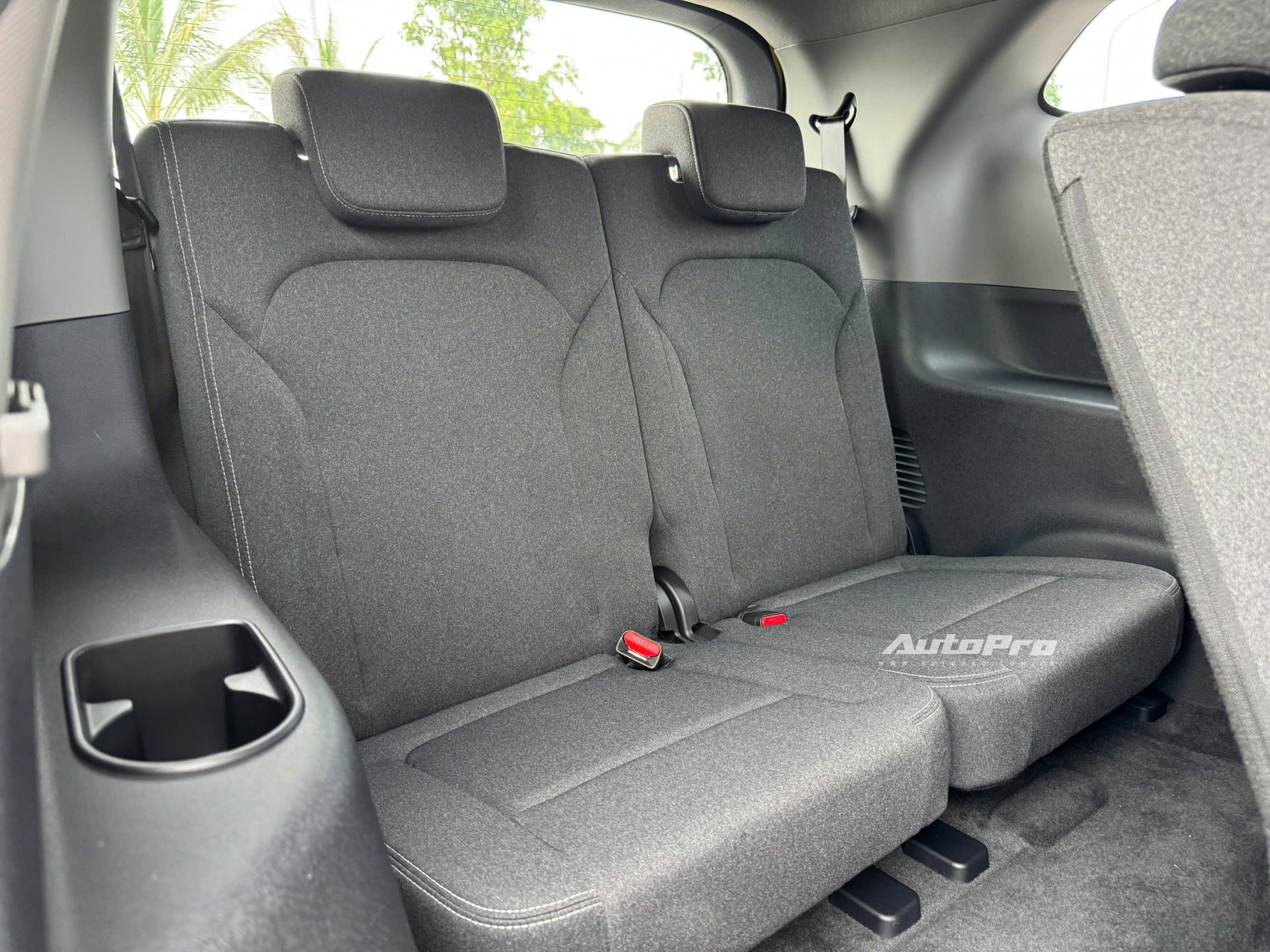 Ngồi thực tế 3 hàng ghế VinFast Limo Green: Tư thế dễ chịu, không gian vừa đủ, có cửa gió độc lập- Ảnh 7. Ngồi thực tế 3 hàng ghế VinFast Limo Green: Tư thế dễ chịu, không gian vừa đủ, có cửa gió độc lập- Ảnh 7.