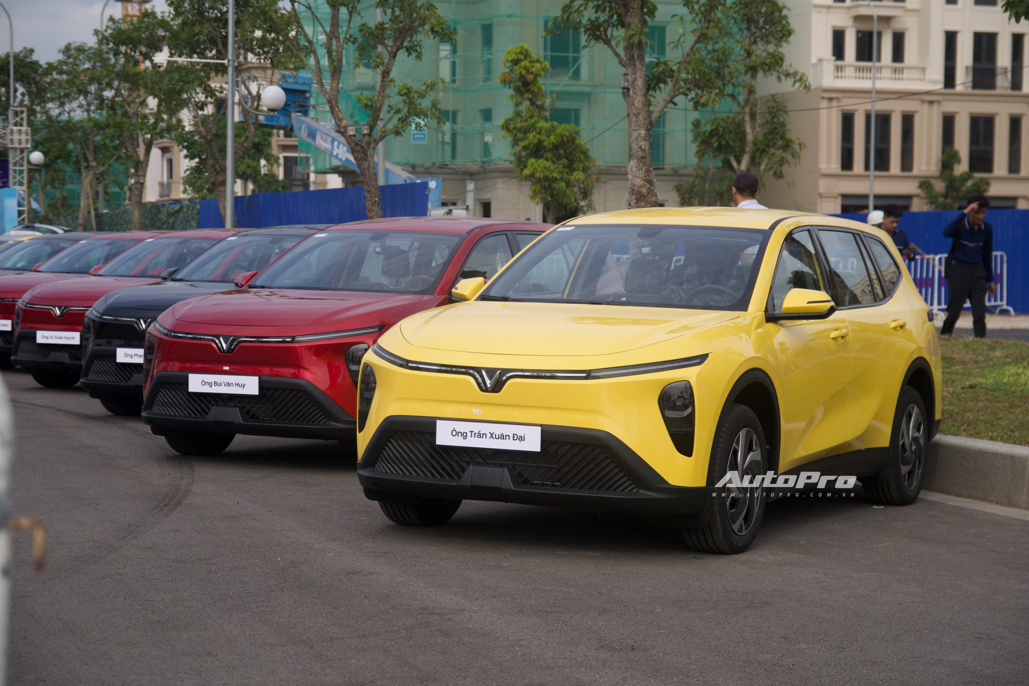 Ngồi thực tế 3 hàng ghế VinFast Limo Green: Tư thế dễ chịu, không gian vừa đủ, có cửa gió độc lập- Ảnh 1. Ngồi thực tế 3 hàng ghế VinFast Limo Green: Tư thế dễ chịu, không gian vừa đủ, có cửa gió độc lập- Ảnh 1.