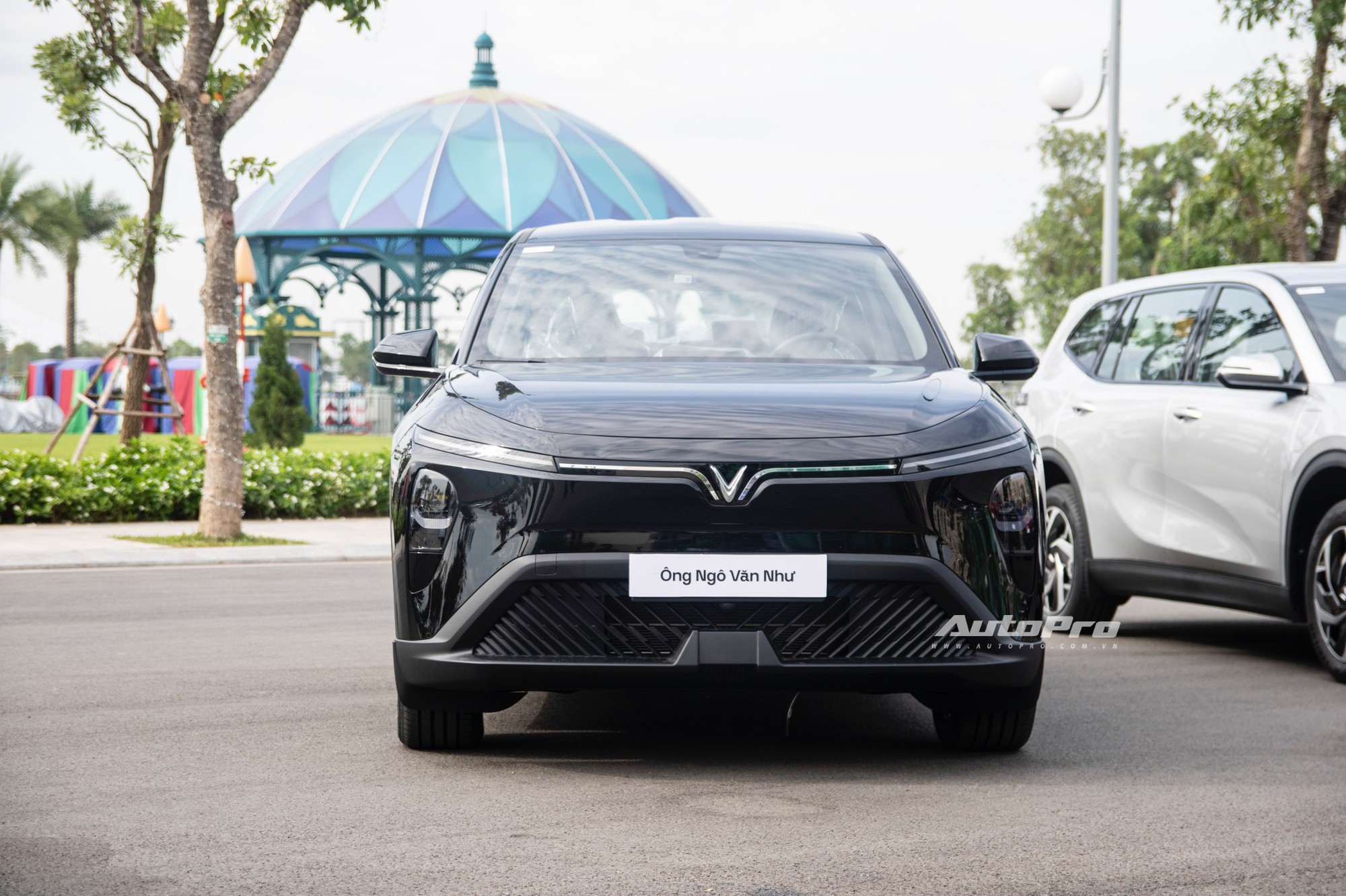 Ảnh thực tế VinFast Limo Green giá 749 triệu đồng đầu tiên bàn giao: 3 hàng ghế rộng thoáng, màn hình to nét, nhiều chi tiết cho thấy bản cá nhân sẽ còn wow hơn- Ảnh 3. Ảnh thực tế VinFast Limo Green giá 749 triệu đồng đầu tiên bàn giao: 3 hàng ghế rộng thoáng, màn hình to nét, nhiều chi tiết cho thấy bản cá nhân sẽ còn wow hơn- Ảnh 3.