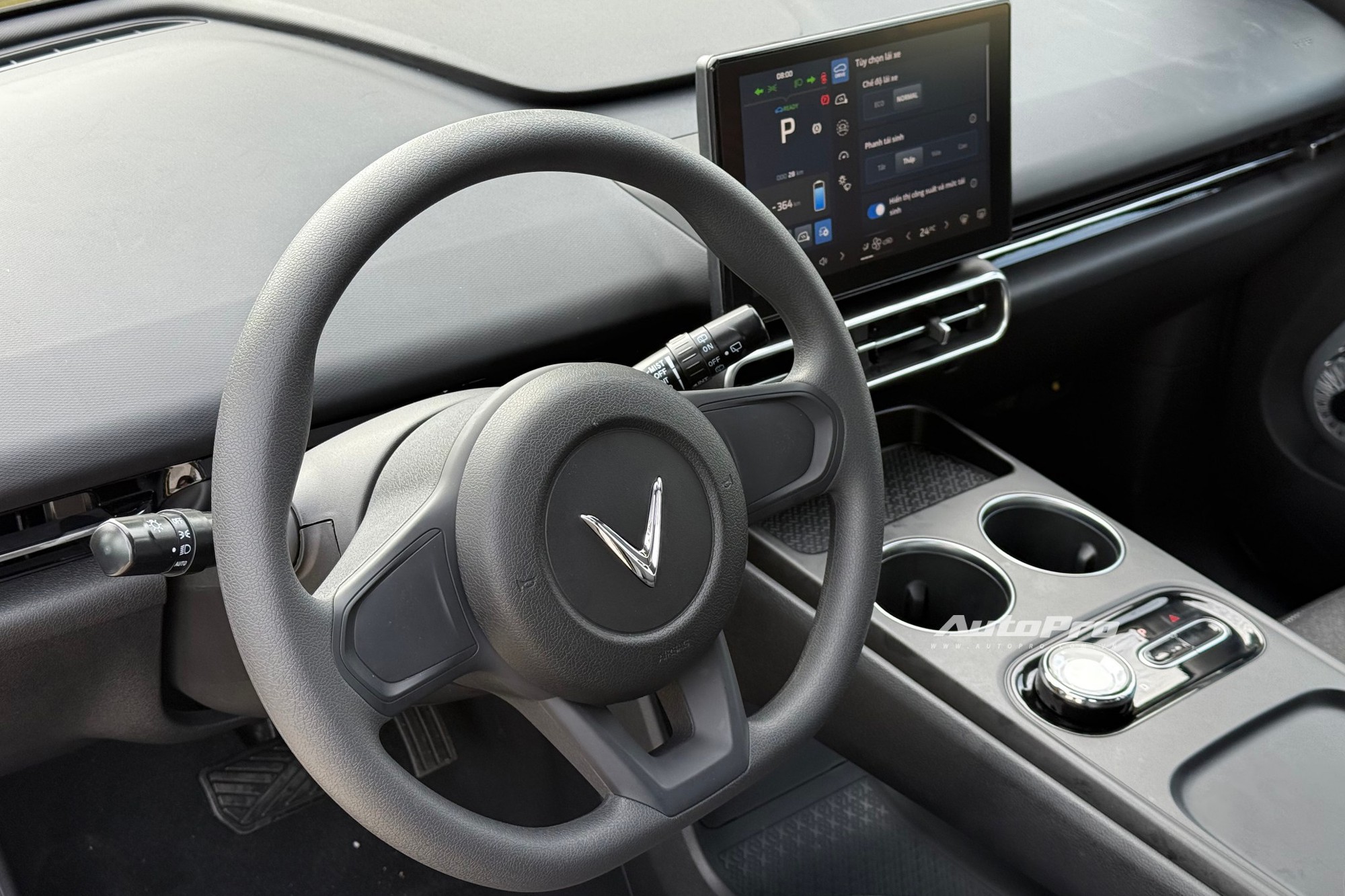 Ngồi thực tế 3 hàng ghế VinFast Limo Green: Tư thế dễ chịu, không gian vừa đủ, có cửa gió độc lập- Ảnh 5. Ngồi thực tế 3 hàng ghế VinFast Limo Green: Tư thế dễ chịu, không gian vừa đủ, có cửa gió độc lập- Ảnh 5.