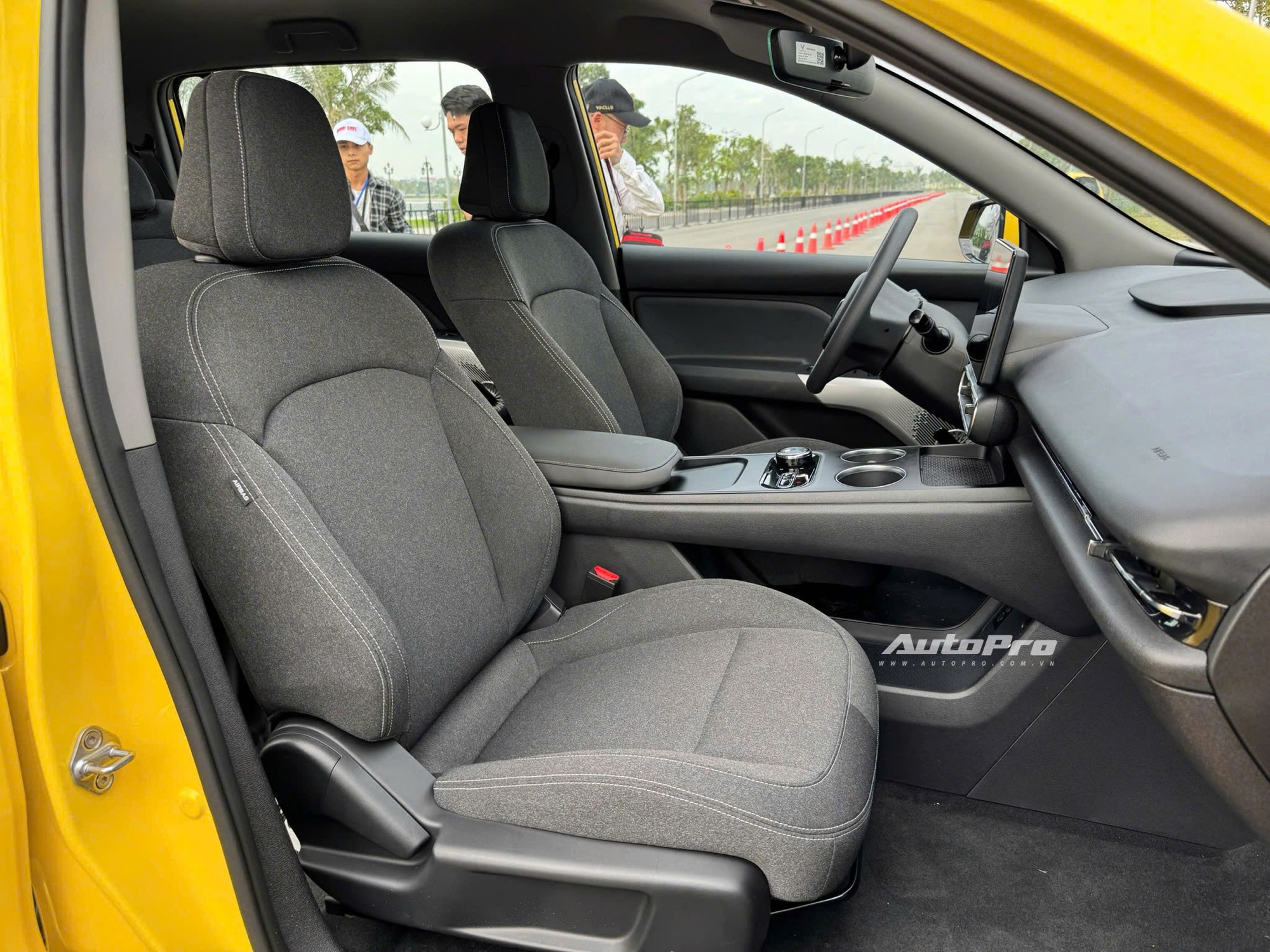 Ngồi thực tế 3 hàng ghế VinFast Limo Green: Tư thế dễ chịu, không gian vừa đủ, có cửa gió độc lập- Ảnh 4. Ngồi thực tế 3 hàng ghế VinFast Limo Green: Tư thế dễ chịu, không gian vừa đủ, có cửa gió độc lập- Ảnh 4.