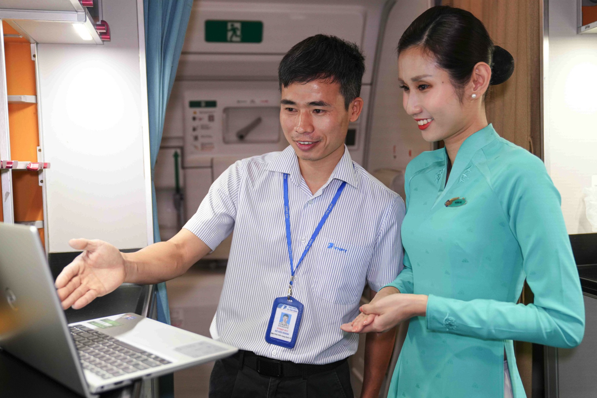 Giá internet trên máy bay Vietnam Airlines đắt rẻ ra sao so với Cathay, Emirates...?- Ảnh 3. Giá internet trên máy bay Vietnam Airlines đắt rẻ ra sao so với Cathay, Emirates...?- Ảnh 3.