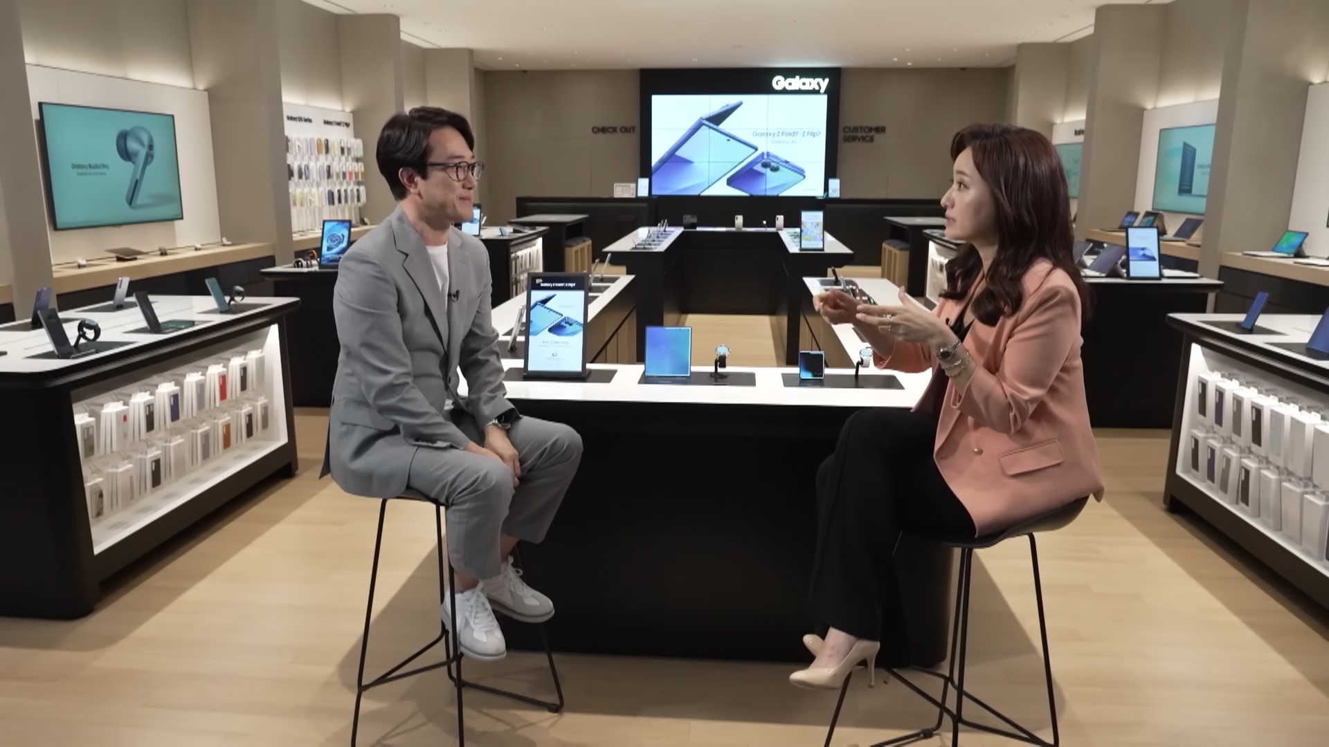 Nghe tin Apple sắp ra mắt iPhone gập, sếp lớn Samsung nói gì?- Ảnh 1. Nghe tin Apple sắp ra mắt iPhone gập, sếp lớn Samsung nói gì?- Ảnh 1.