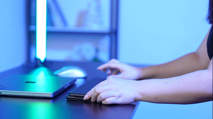 Bàn phím không dây này có màn hình phụ tưởng như Touch Bar bản Pro Max, đèn LED đổi màu, mua sớm giảm nửa giá- Ảnh 3.