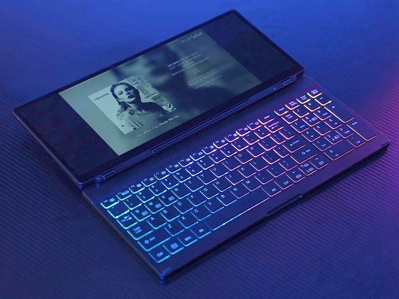 Bàn phím không dây này có màn hình phụ tưởng như Touch Bar bản Pro Max, đèn LED đổi màu, mua sớm giảm nửa giá- Ảnh 1.