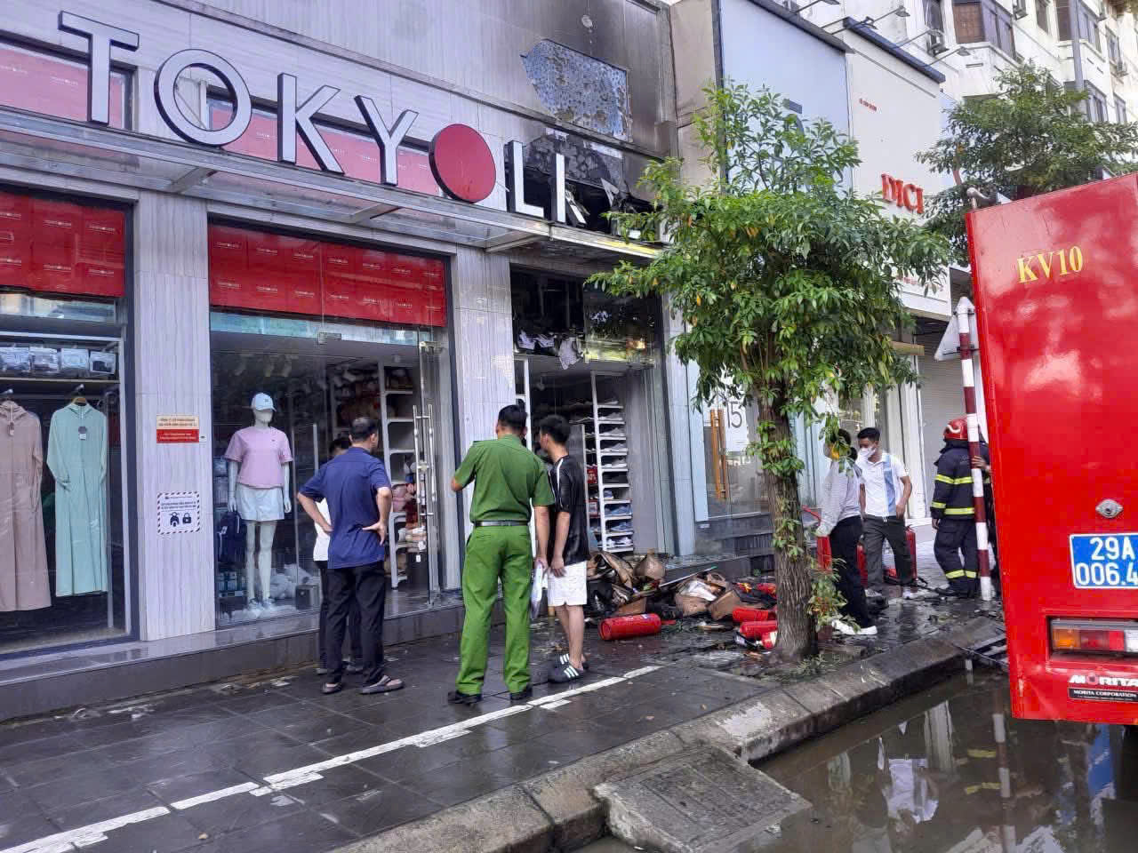 Hà Nội: Cháy cửa hàng trên phố, người dân livestream gây tắc đường- Ảnh 2. Hà Nội: Cháy cửa hàng trên phố, người dân livestream gây tắc đường- Ảnh 2.