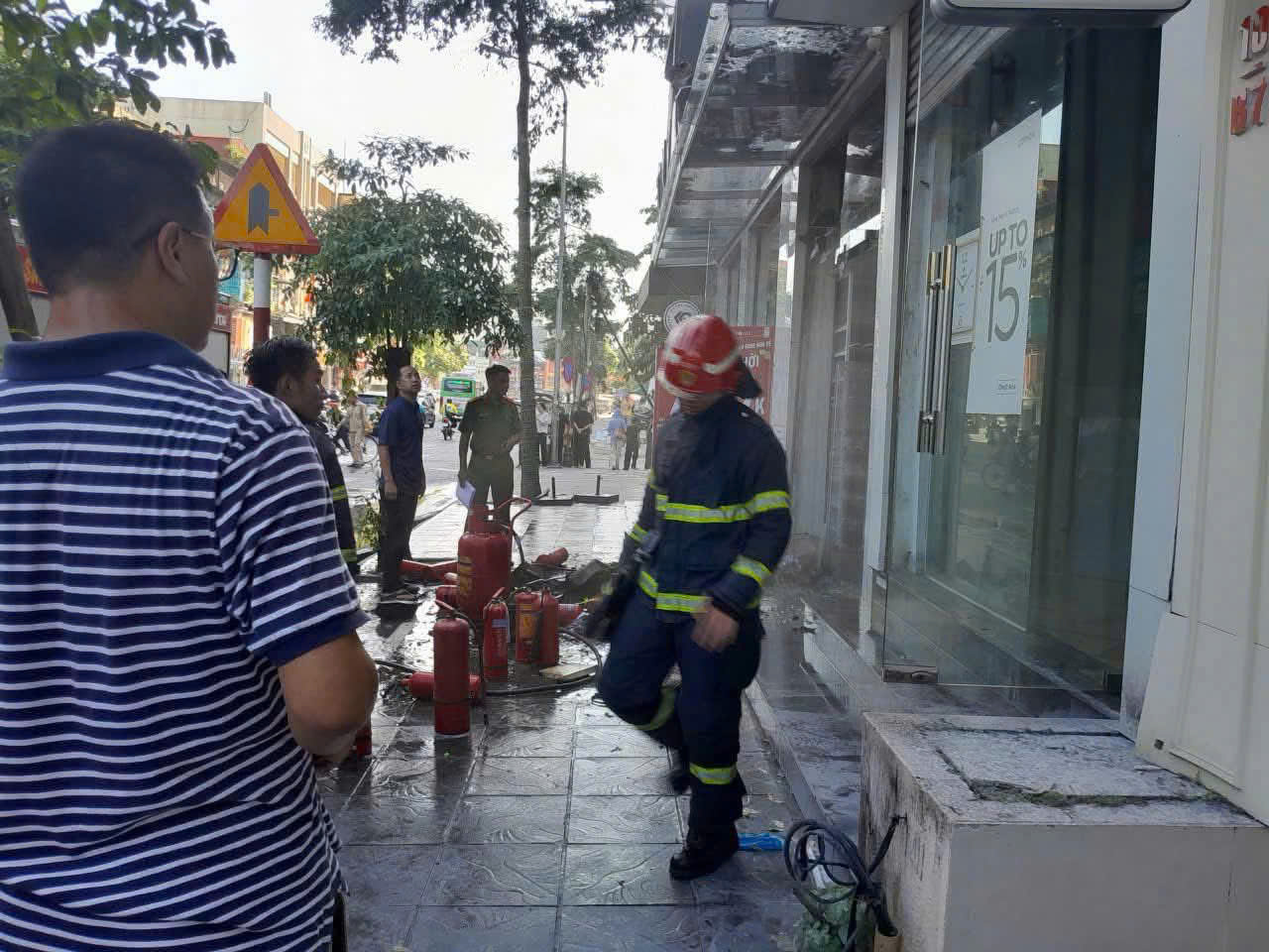Hà Nội: Cháy cửa hàng trên phố, người dân livestream gây tắc đường- Ảnh 1. Hà Nội: Cháy cửa hàng trên phố, người dân livestream gây tắc đường- Ảnh 1.