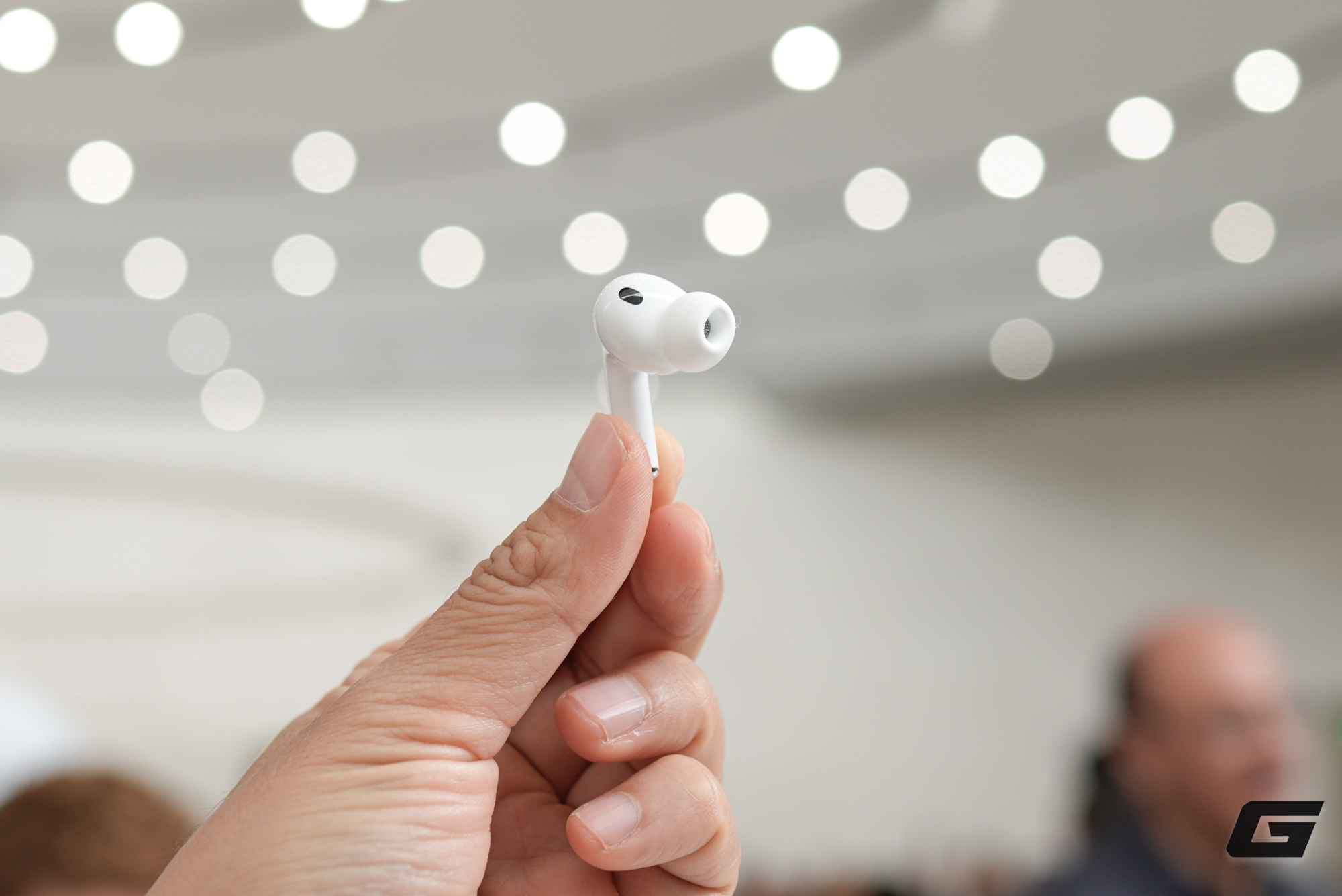 Trên tay sớm AirPods Pro 3: Thiết kế nhỏ gọn hơn, có cảm biến nhịp tim, dịch trực tiếp và chống ồn “đỉnh nhất thế giới”- Ảnh 1.