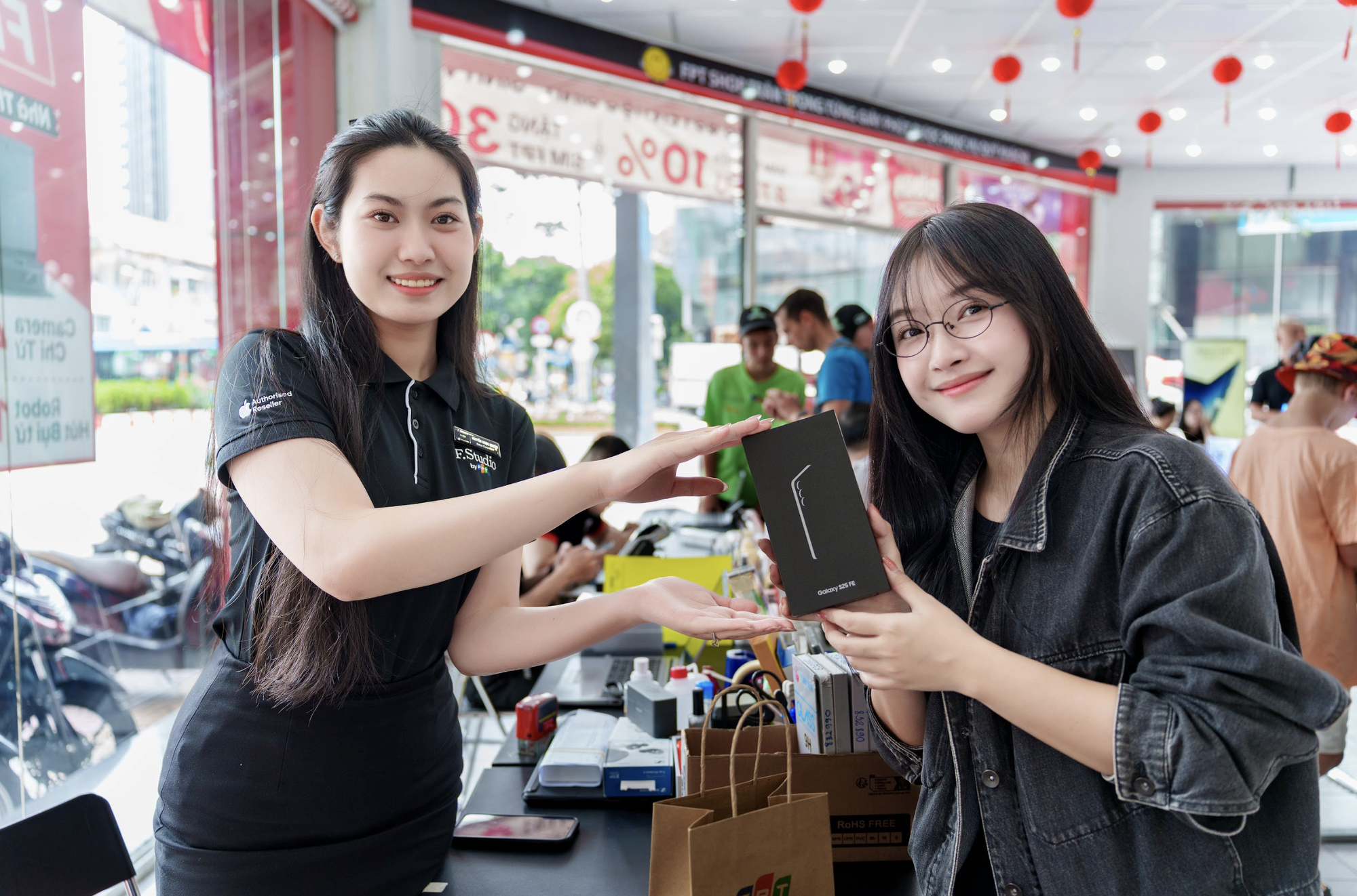 Không khí ngày mở bán Galaxy S25 FE tại Việt Nam: Người dùng trẻ háo hức trải nghiệm công nghệ mới với mức giá vừa tầm- Ảnh 8.