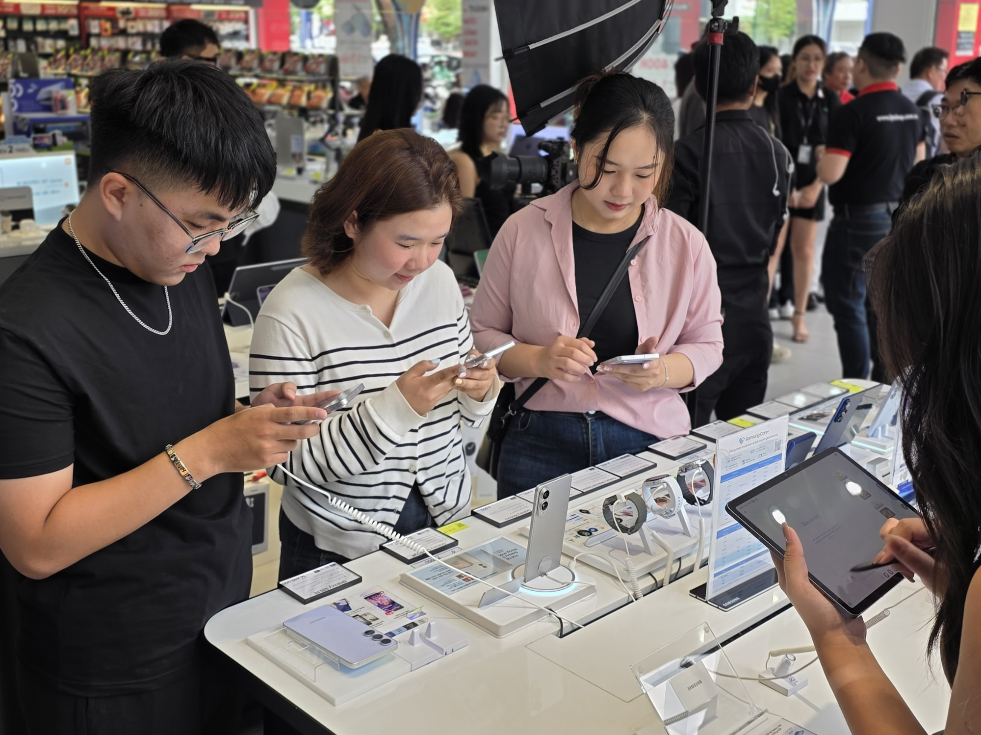 Không khí ngày mở bán Galaxy S25 FE tại Việt Nam: Người dùng trẻ háo hức trải nghiệm công nghệ mới với mức giá vừa tầm- Ảnh 3.