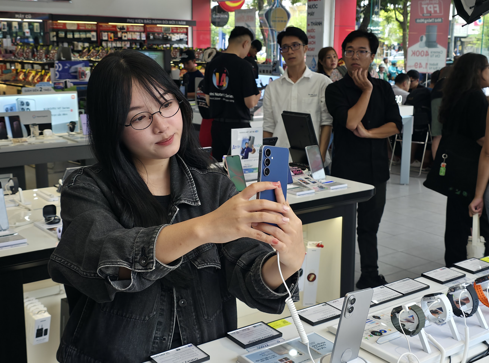 Không khí ngày mở bán Galaxy S25 FE tại Việt Nam: Người dùng trẻ háo hức trải nghiệm công nghệ mới với mức giá vừa tầm- Ảnh 9.
