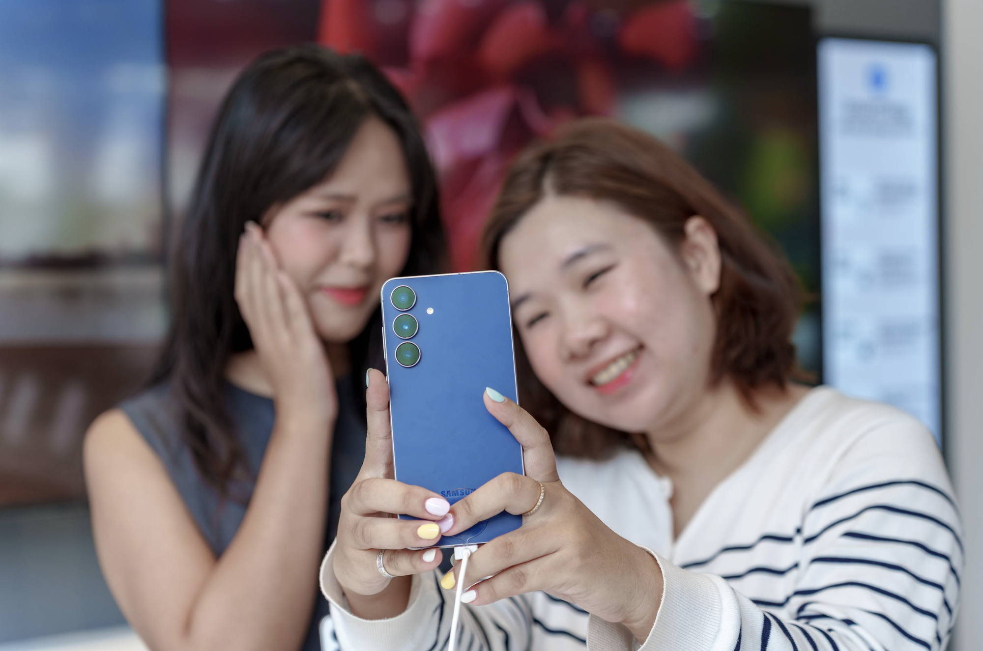 Không khí ngày mở bán Galaxy S25 FE tại Việt Nam: Người dùng trẻ háo hức trải nghiệm công nghệ mới với mức giá vừa tầm- Ảnh 2.