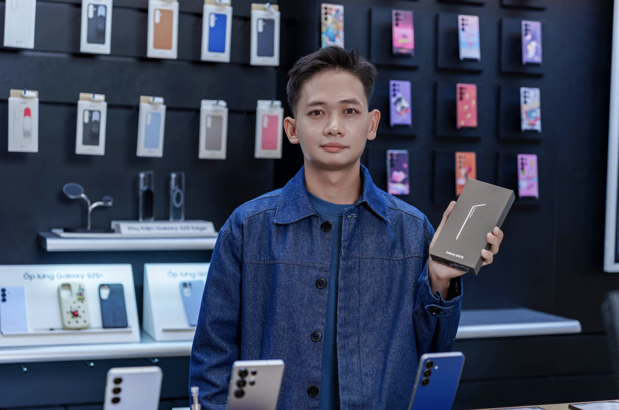 Không khí ngày mở bán Galaxy S25 FE tại Việt Nam: Người dùng trẻ háo hức trải nghiệm công nghệ mới với mức giá vừa tầm- Ảnh 10.