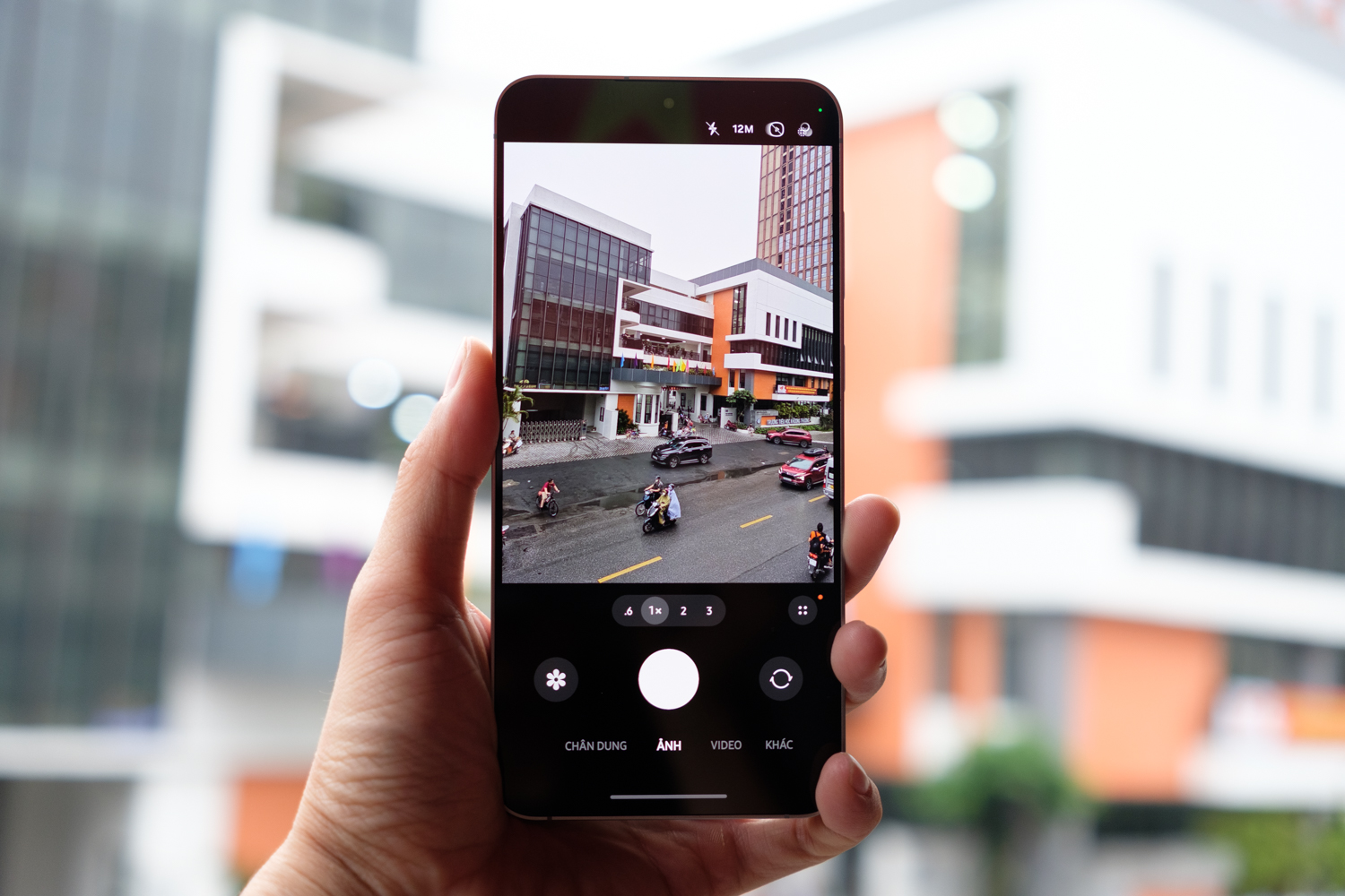 Trên tay Galaxy S25 FE: Mỏng nhẹ hơn, pin lớn hơn, thêm tính năng Galaxy AI và camera zoom 3X đáng giá- Ảnh 8.