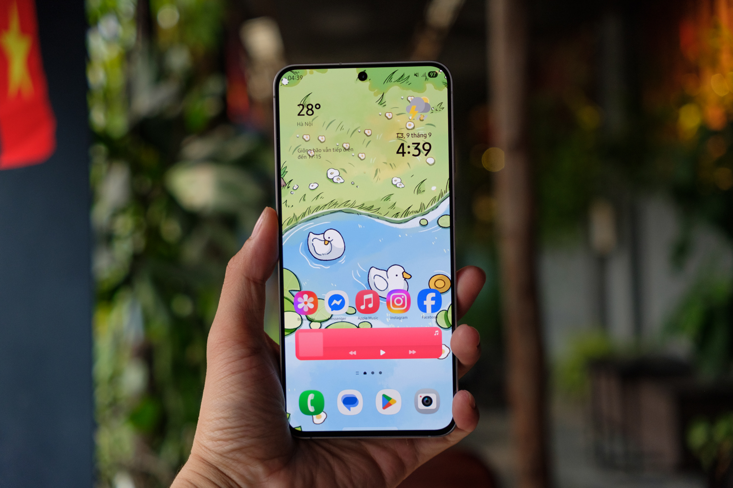 Trên tay Galaxy S25 FE: Mỏng nhẹ hơn, pin lớn hơn, thêm tính năng Galaxy AI và camera zoom 3X đáng giá- Ảnh 1.