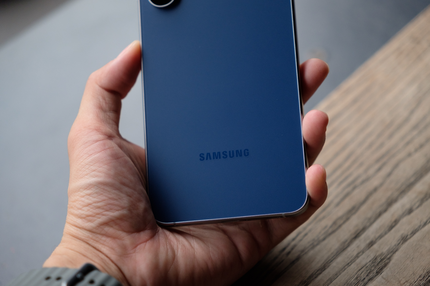 Trên tay Galaxy S25 FE: Mỏng nhẹ hơn, pin lớn hơn, thêm tính năng Galaxy AI và camera zoom 3X đáng giá- Ảnh 5.