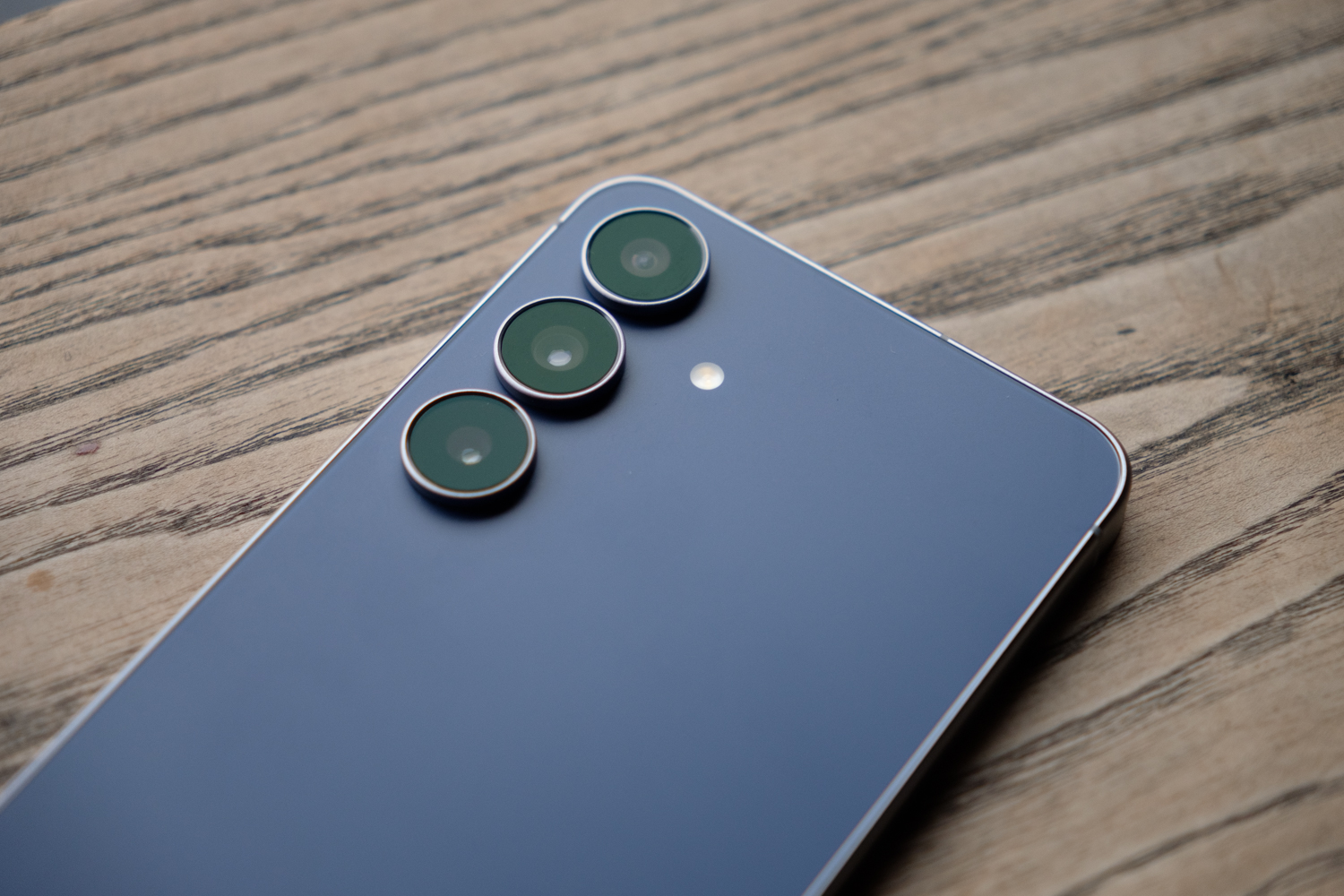 Trên tay Galaxy S25 FE: Mỏng nhẹ hơn, pin lớn hơn, thêm tính năng Galaxy AI và camera zoom 3X đáng giá- Ảnh 3.