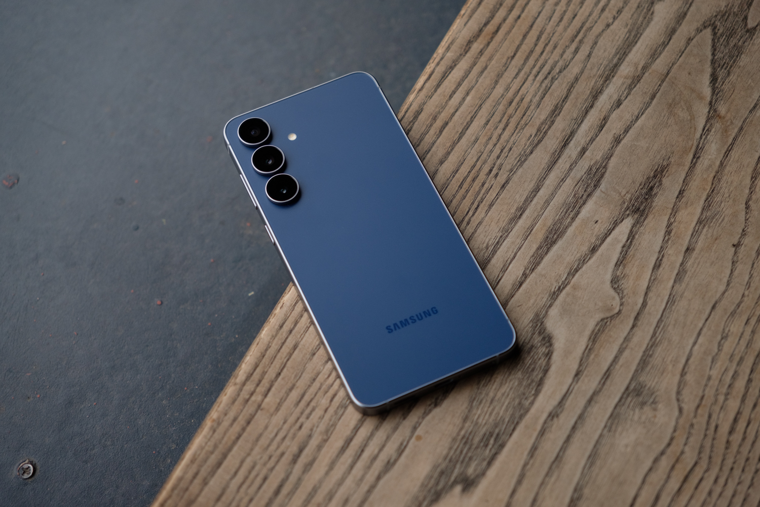 Trên tay Galaxy S25 FE: Mỏng nhẹ hơn, pin lớn hơn, thêm tính năng Galaxy AI và camera zoom 3X đáng giá- Ảnh 22.